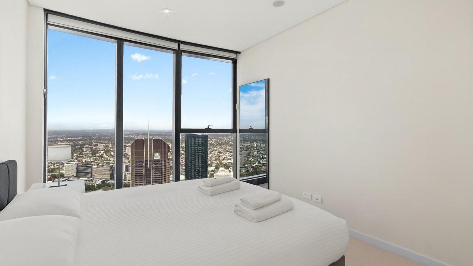 Panoramic Views & High-rise Pool And Gym Apartment *
