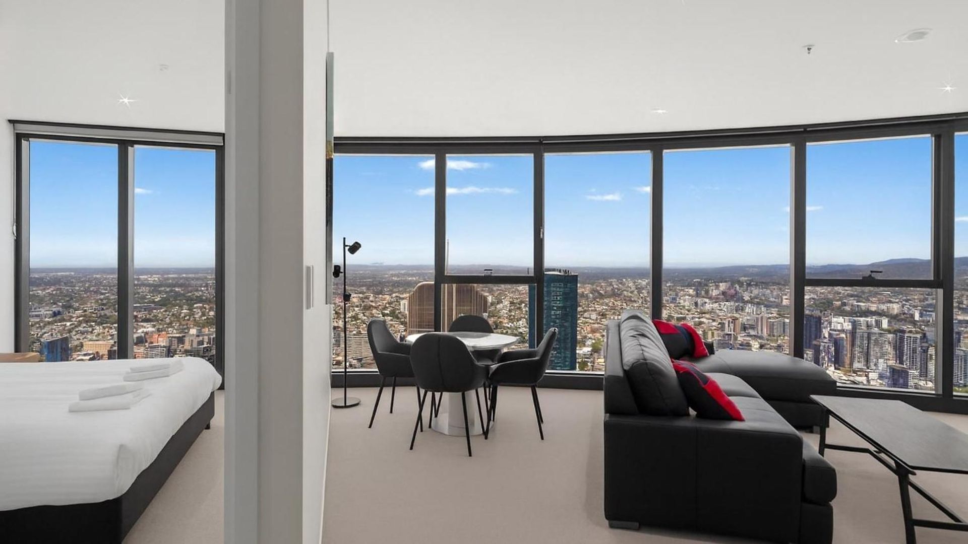 Panoramic Views & High-rise Pool And Gym