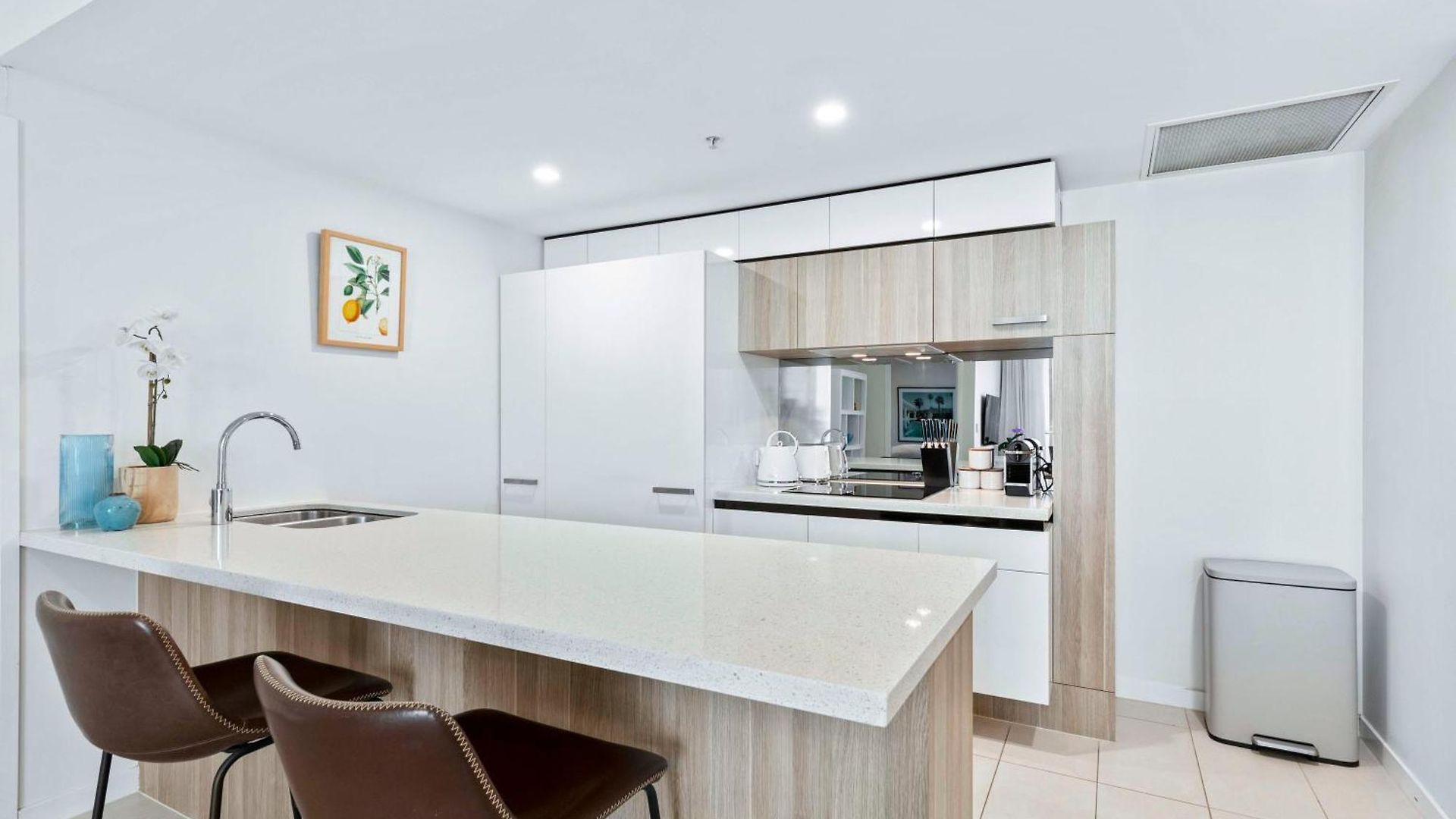 Poolside At 28 Luxe Newstead Work-relax-play Apartment *