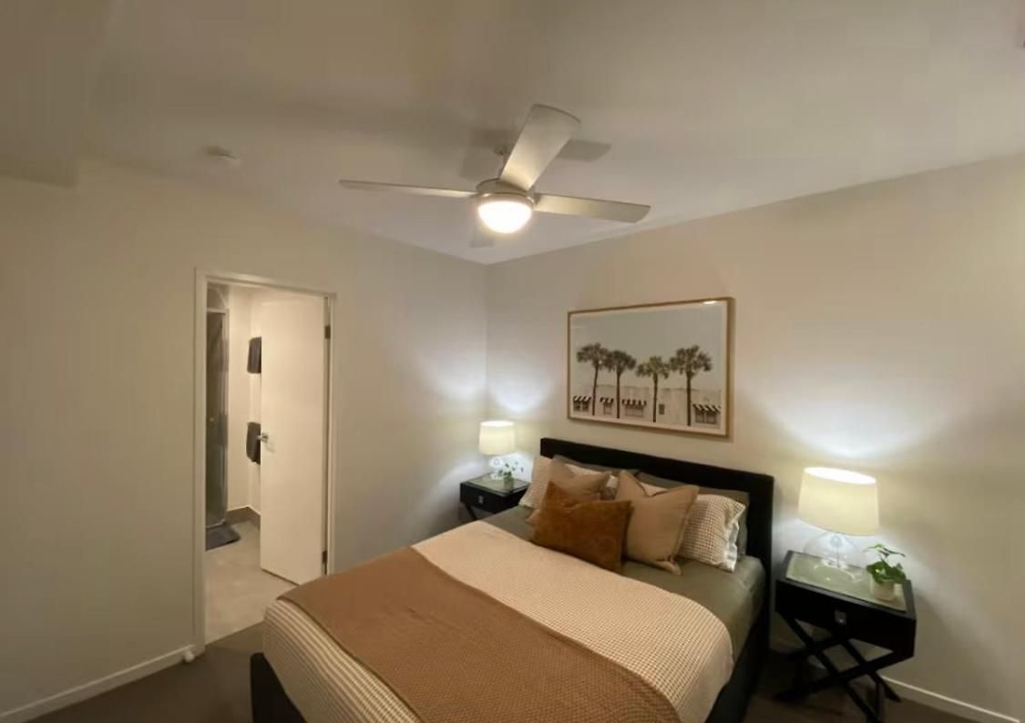 Luxe Retreat - Airport 13 Mins, Free Parking, Train, Bus, Shops & Parks Nearby Apartment *