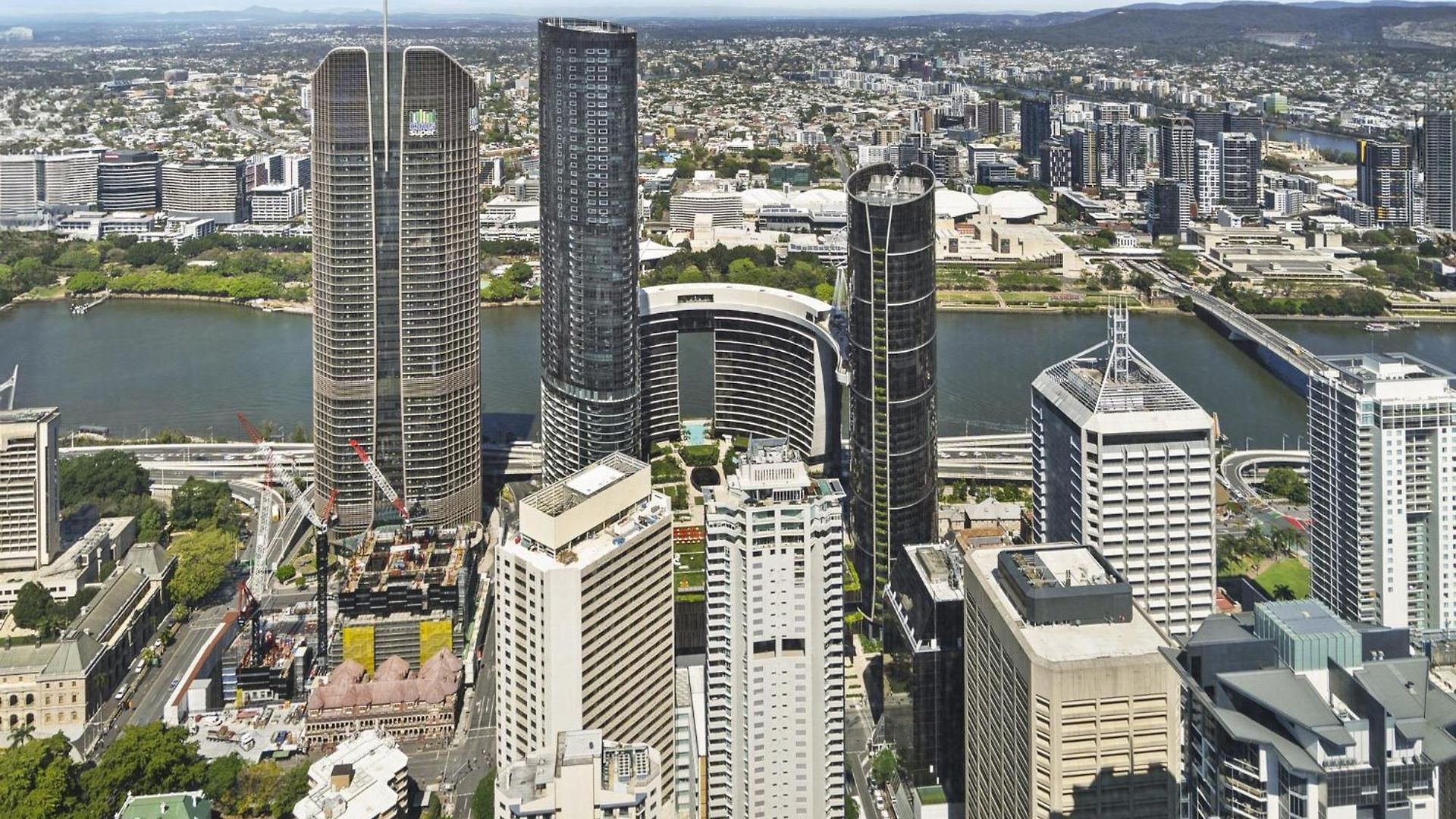 Panoramic Views & High-rise Pool And Gym Apartment