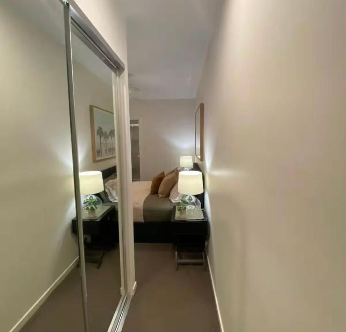 Luxe Retreat - Airport 13 Mins, Free Parking, Train, Bus, Shops & Parks Nearby Apartment