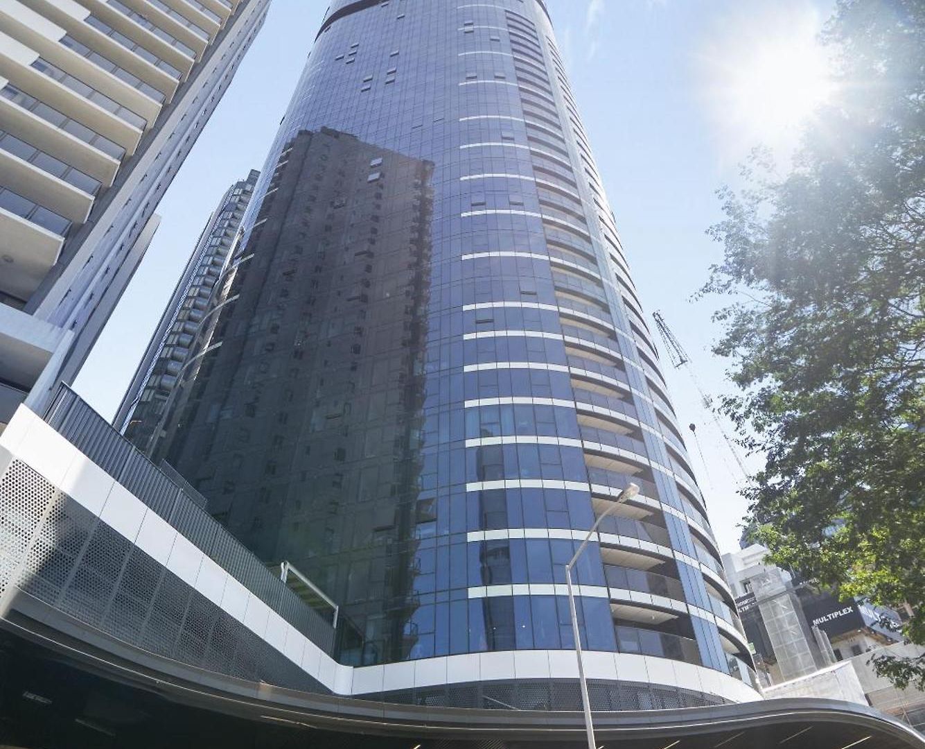 Panoramic Views & High-rise Pool And Gym Apartment