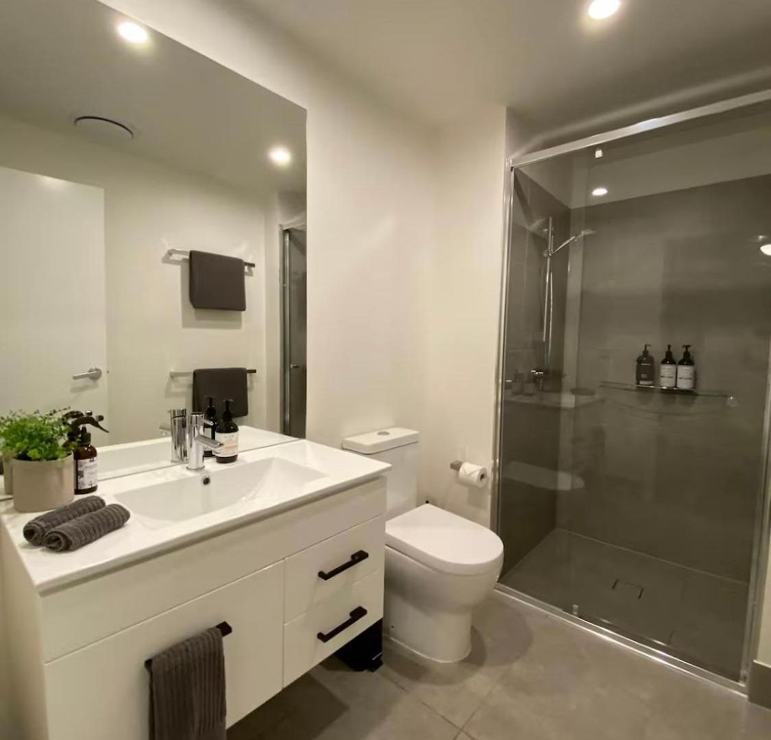 Luxe Retreat - Airport 13 Mins, Free Parking, Train, Bus, Shops & Parks Nearby Apartment *