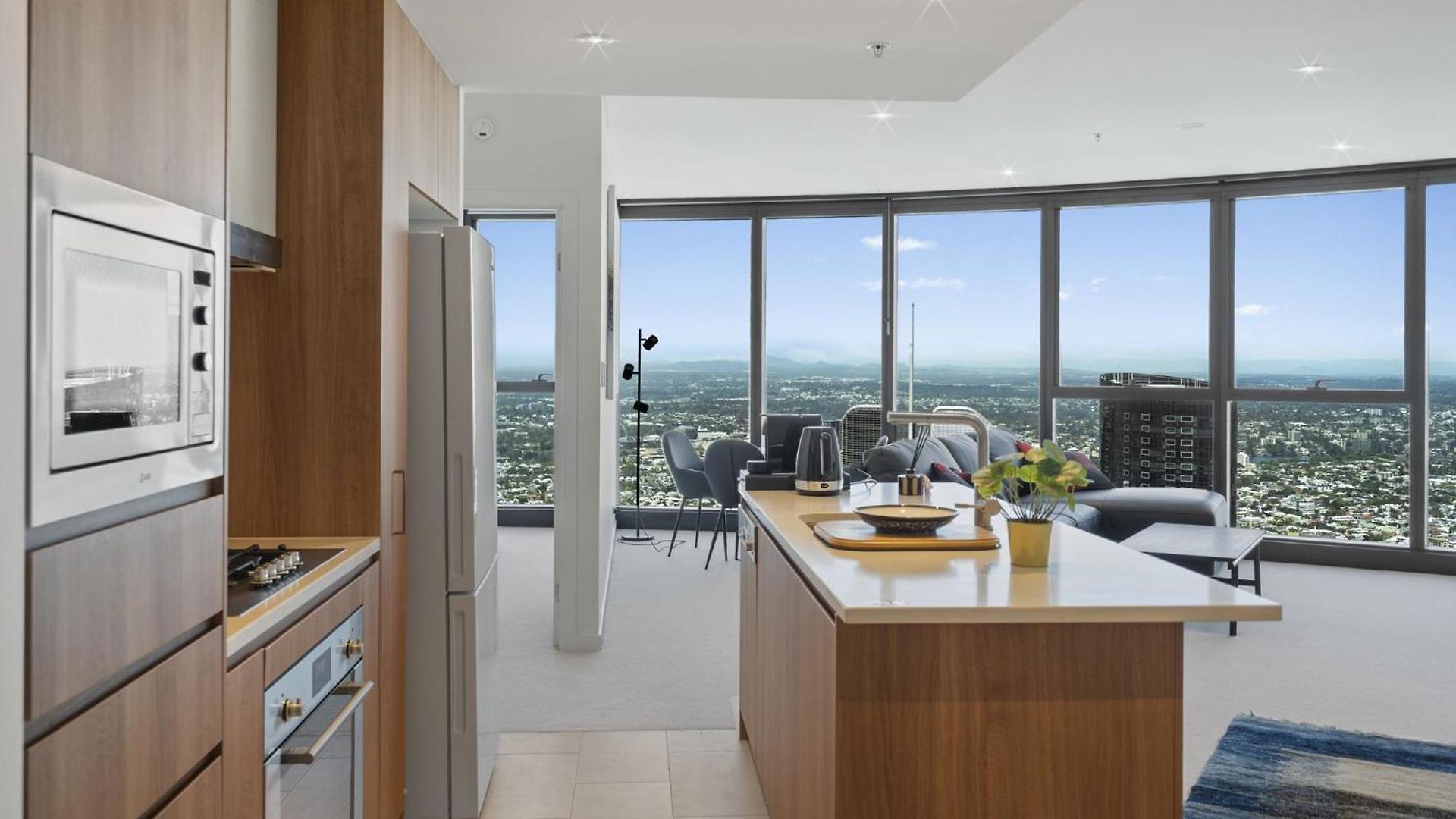 Panoramic Views & High-rise Pool And Gym