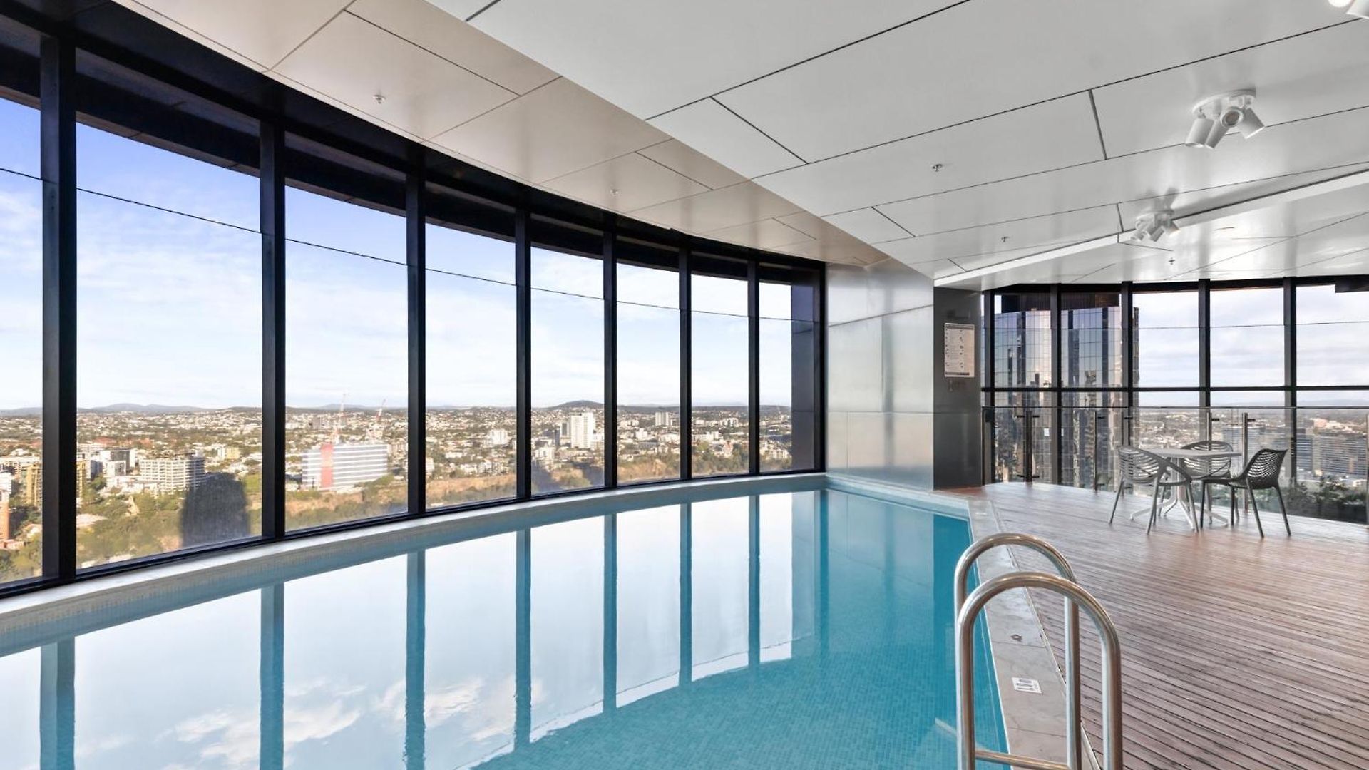 Panoramic Views & High-rise Pool And Gym Apartment Brisbane