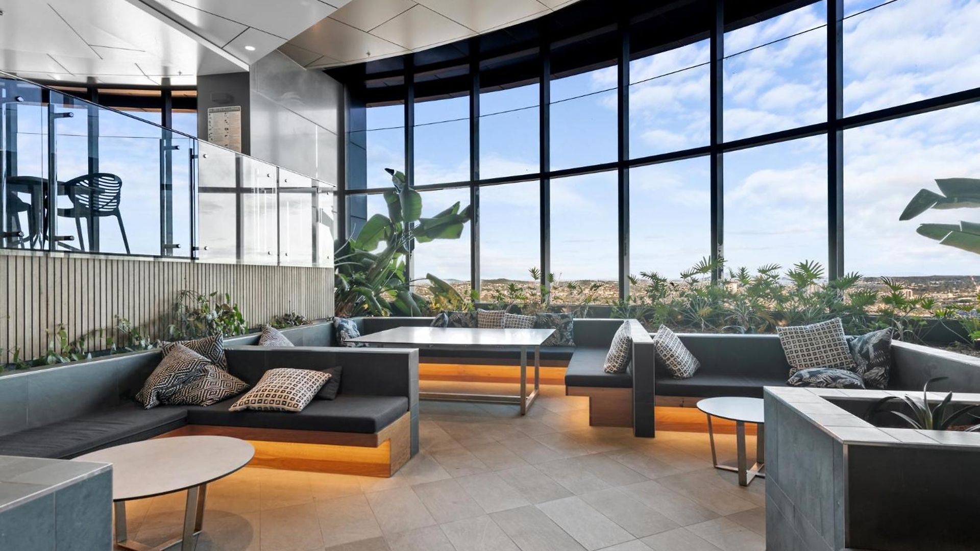 Panoramic Views & High-rise Pool And Gym Apartment *