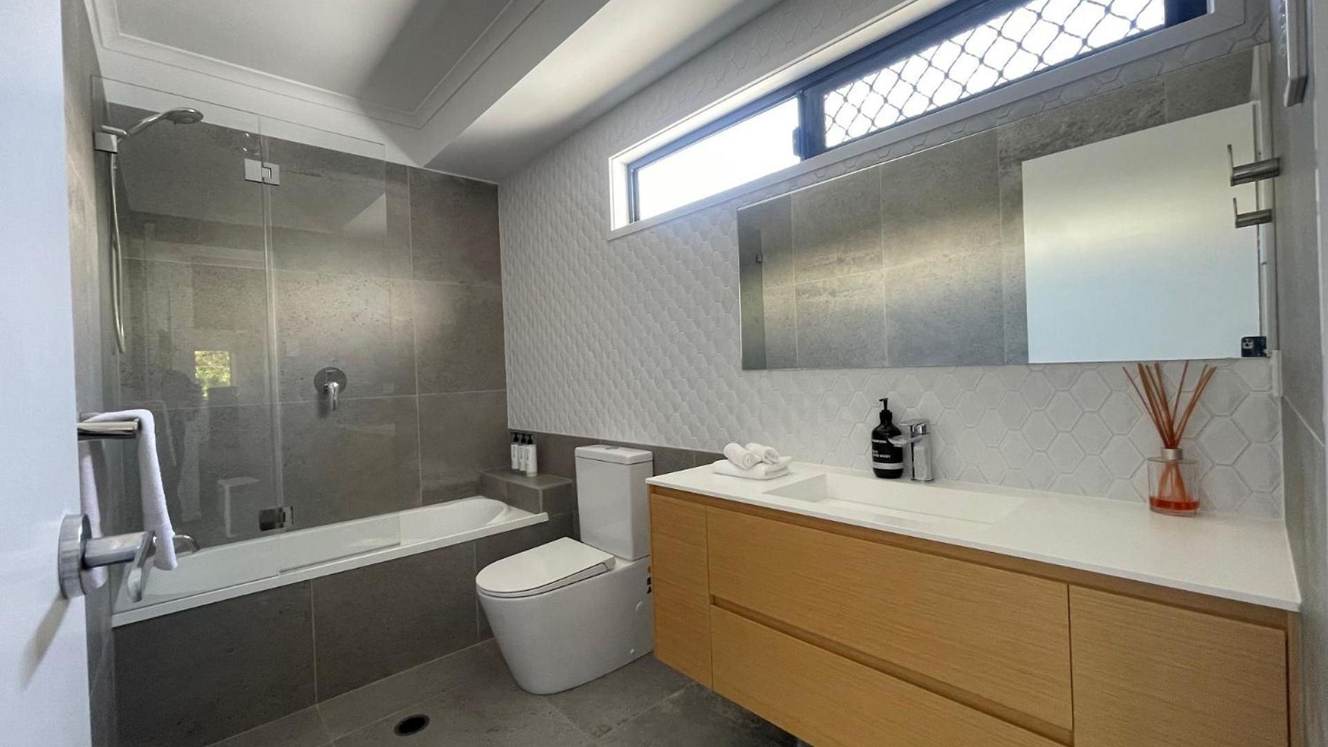 Peaceful 3br 2ba With Parking Near Airport And Cbd Apartment