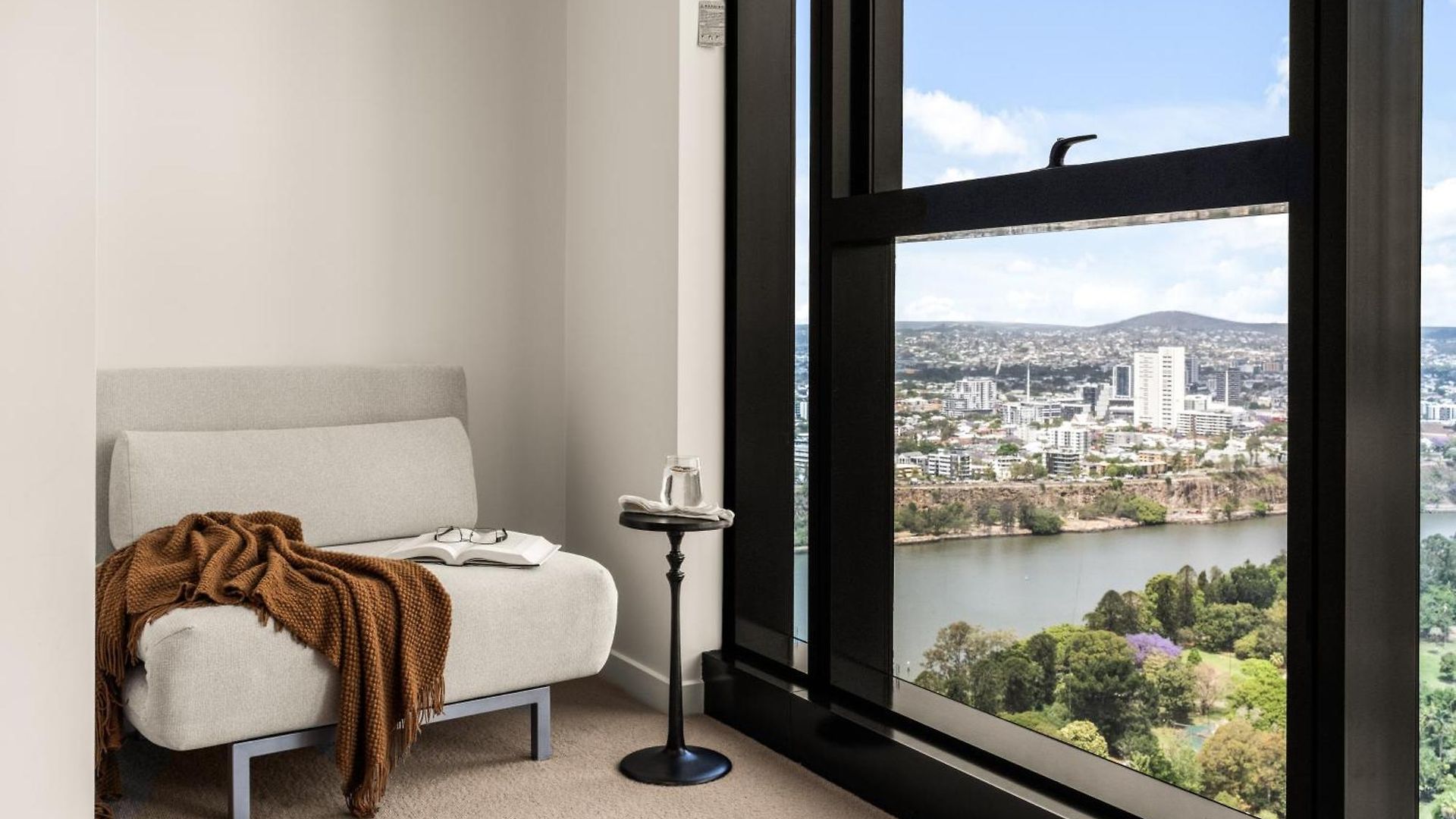 Luxe Living In The Sky Apartment