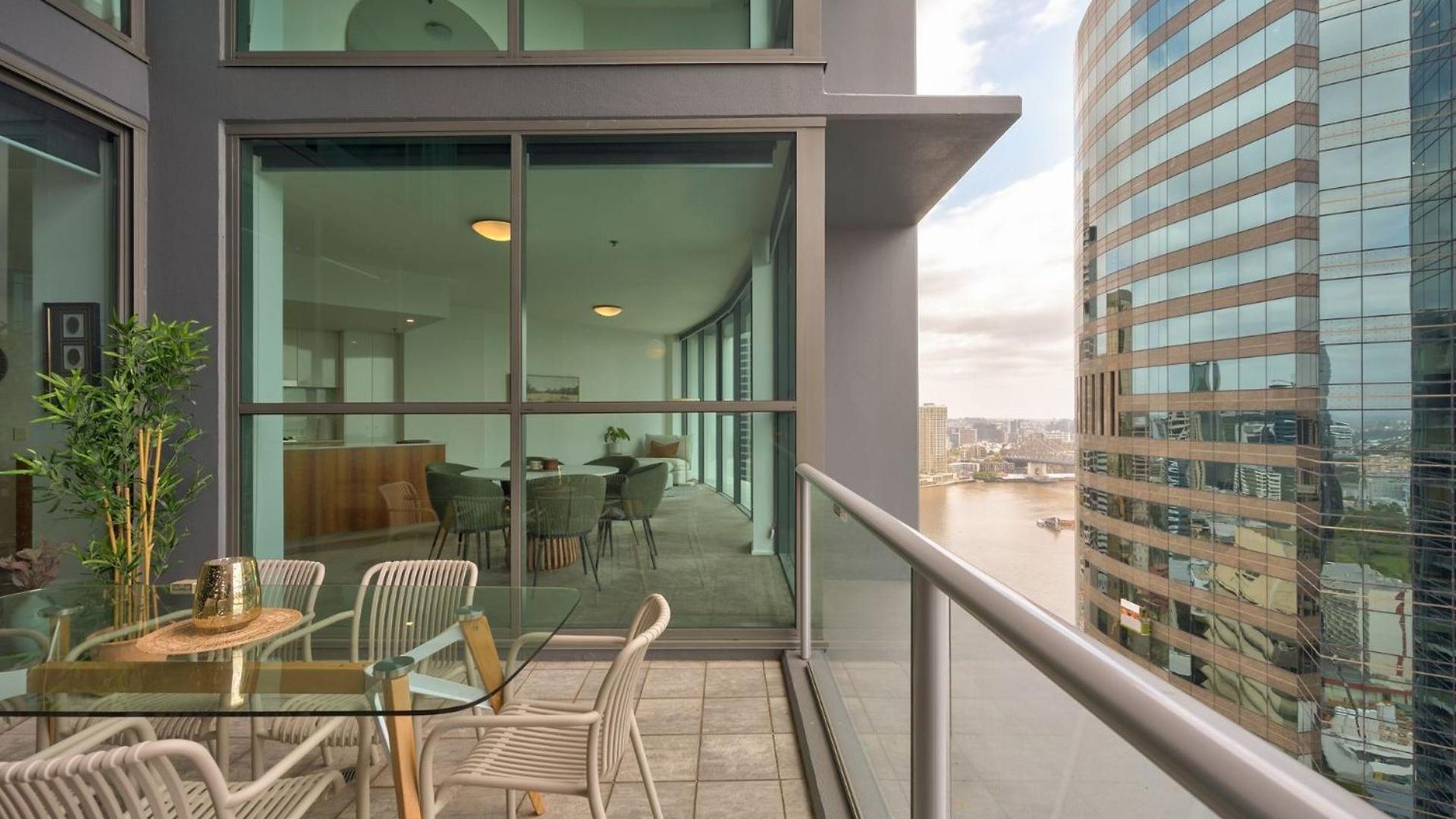 Glasshouse On Felix - Luxury With River Views, Pool And Parking | Winter Escape | Longer & Save | 1 June - 31 August * Brisbane