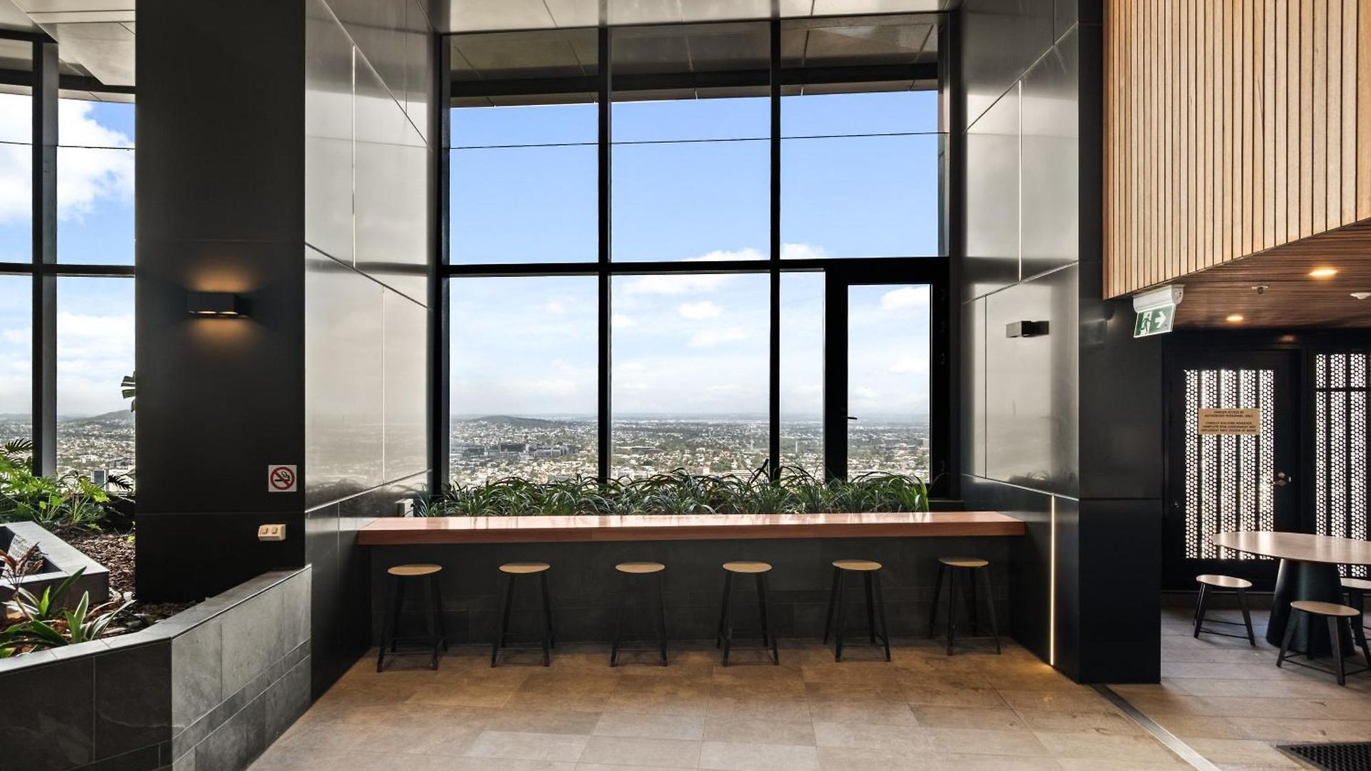 Apartment Luxe Living In The Sky *