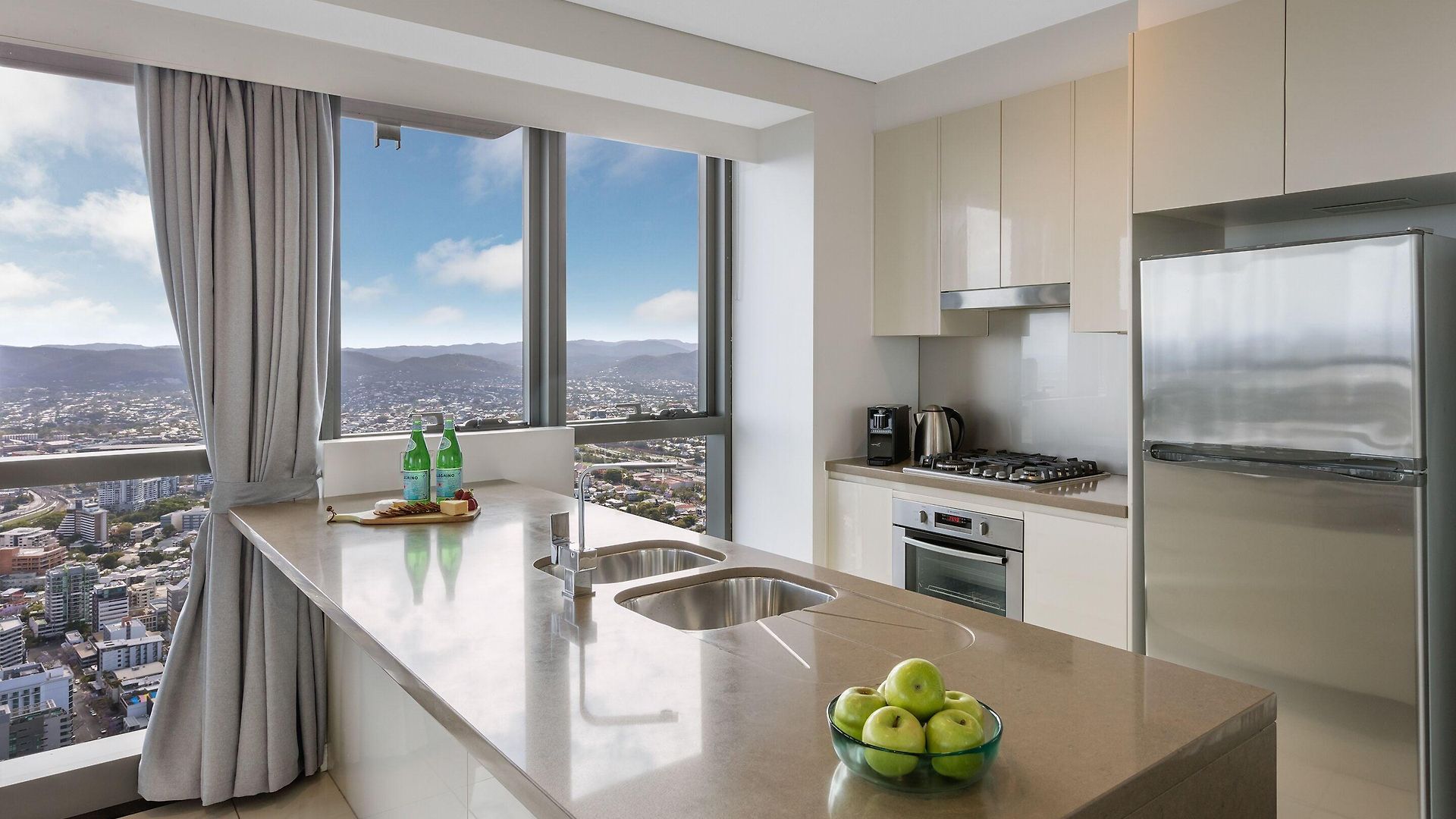 Meriton Adelaide Street, Hotel 5*