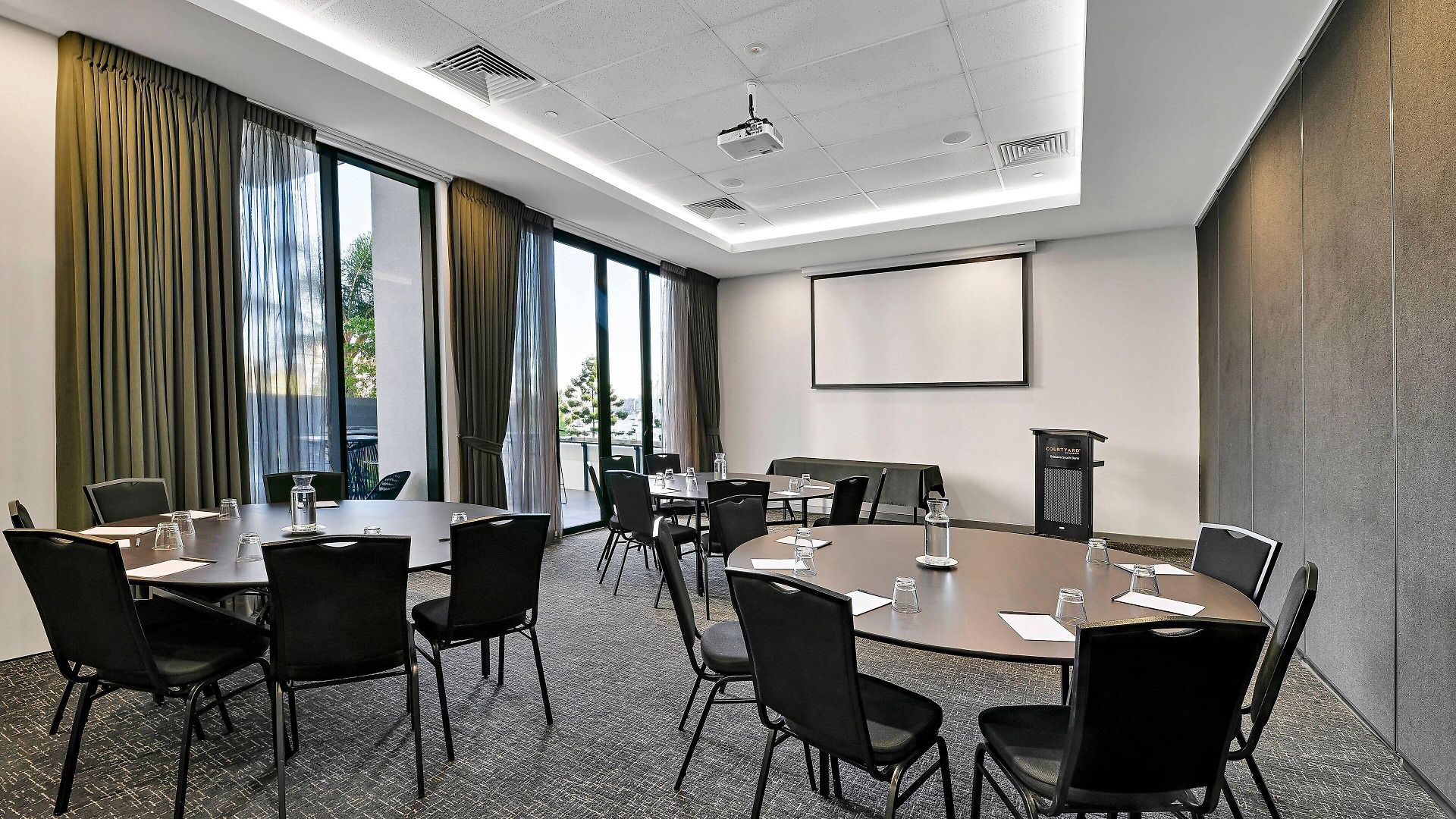 Hotel Courtyard By Marriott South Bank 4*