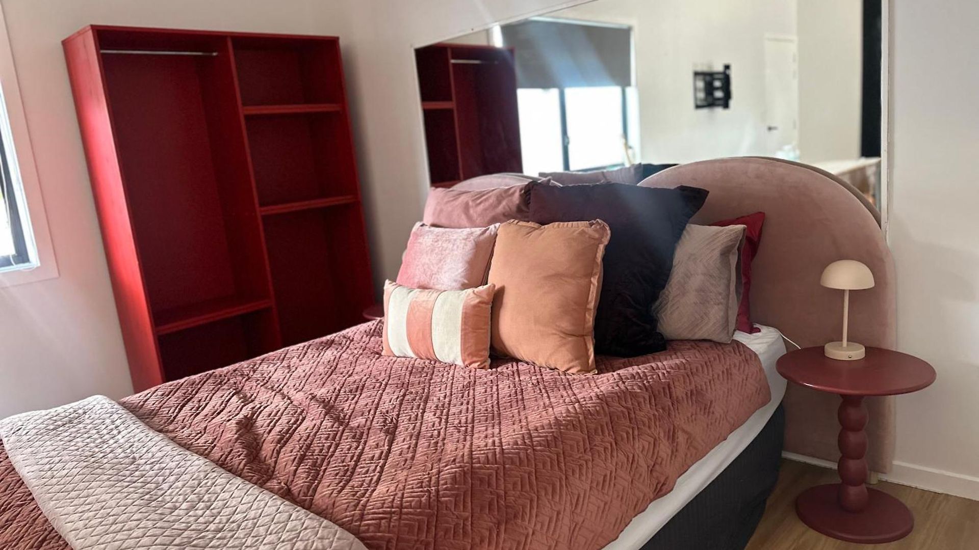 Aurora & Court Yard Private Pet Friendly Free Parking