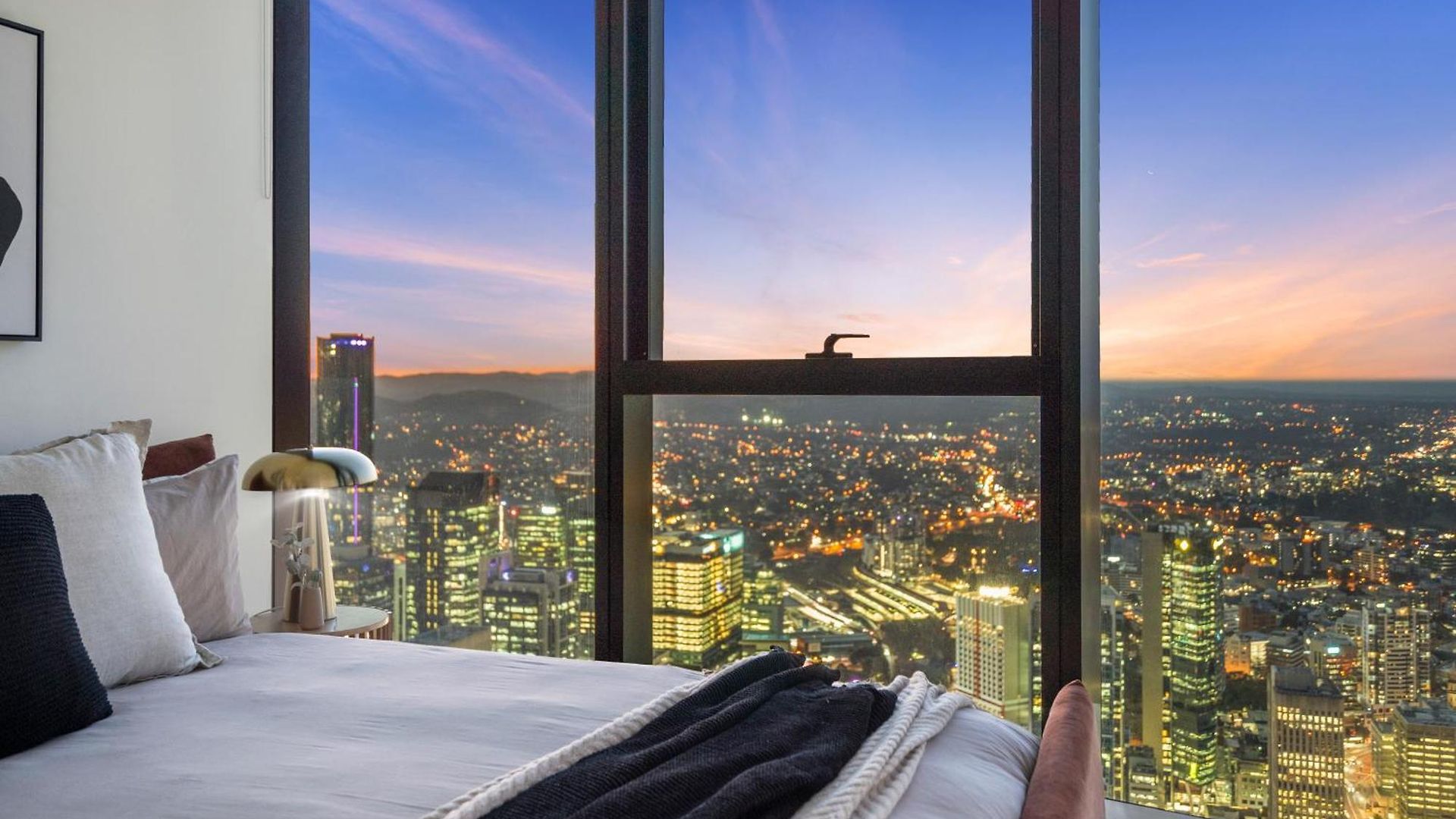 Skytower - 81st Floor, & River Views, Free Car Parking