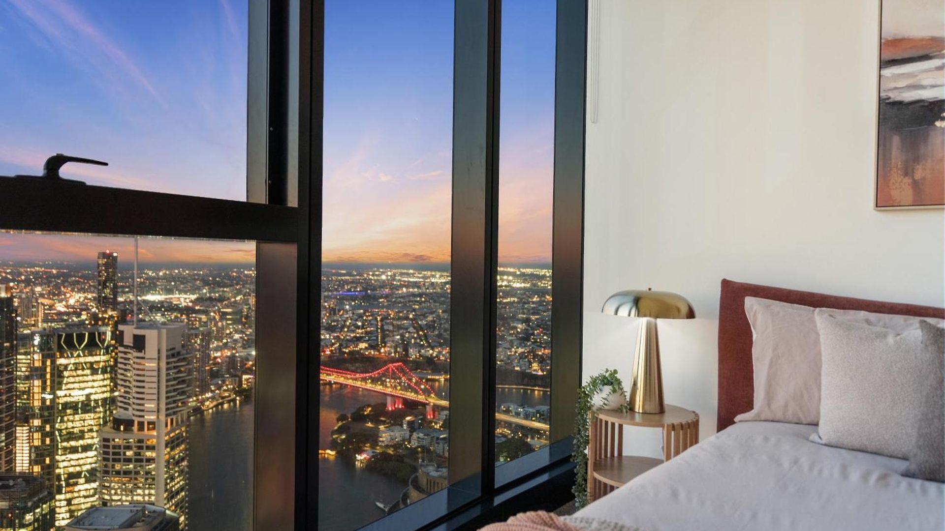 Apartment Skytower - 81st Floor, & River Views, Free Car Parking