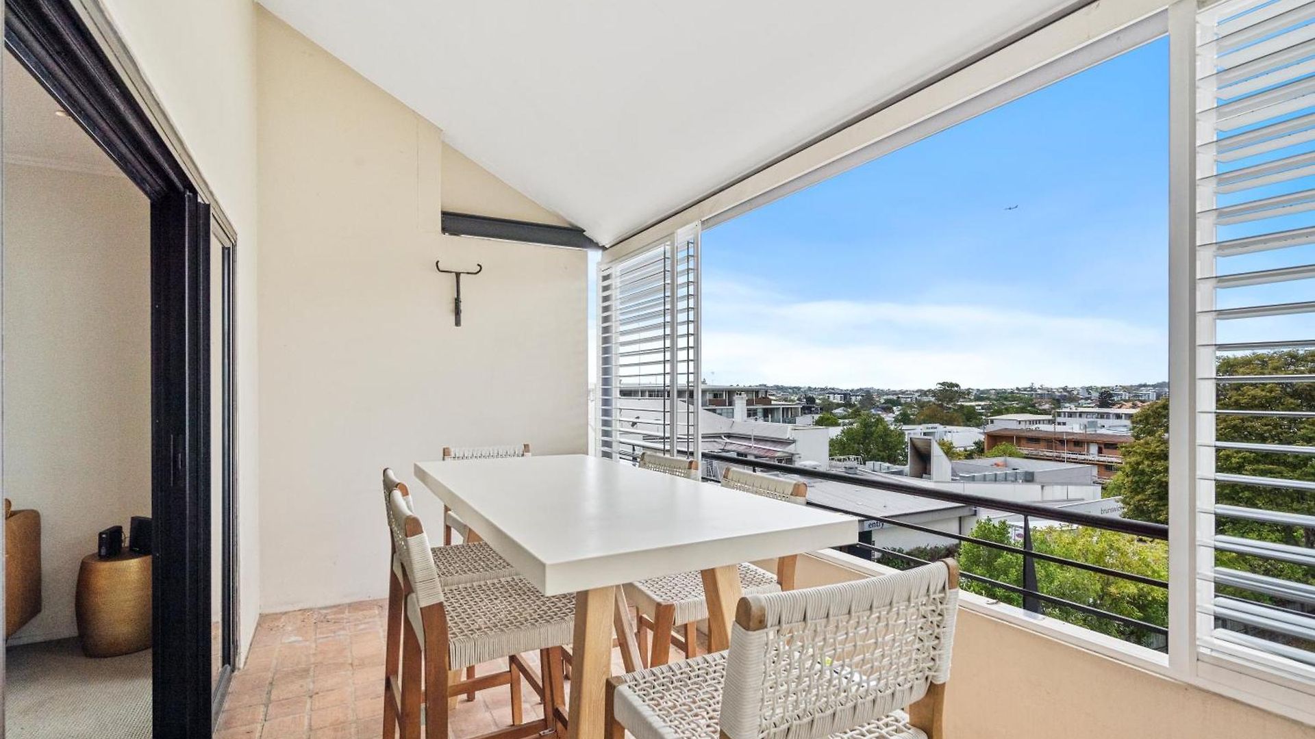 Live The Life, 5 Min To Felons Brisbane