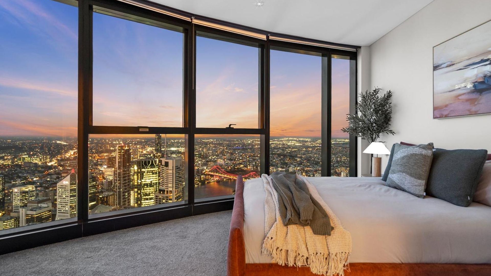Apartment Skytower - 81st Floor, & River Views, Free Car Parking *