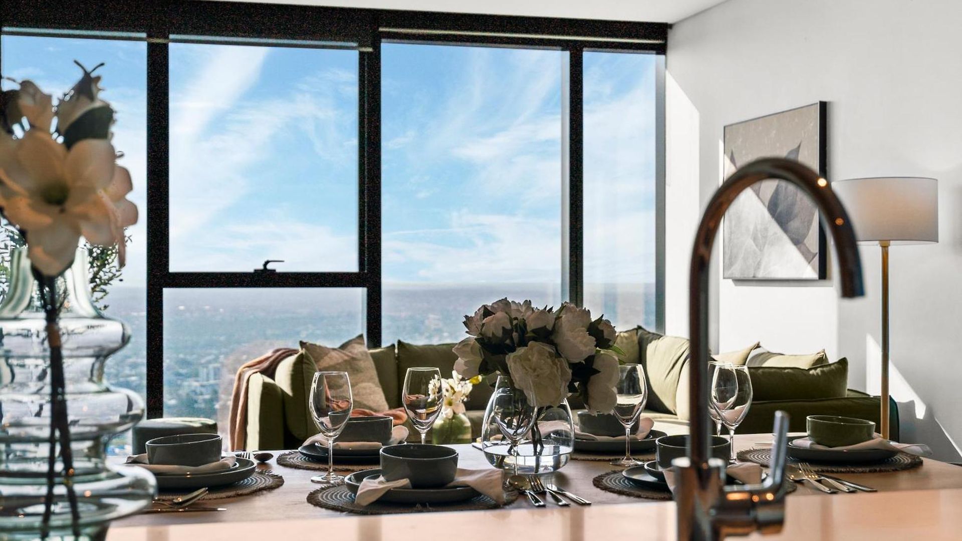 Skytower - 81st Floor, & River Views, Free Car Parking Apartment *
