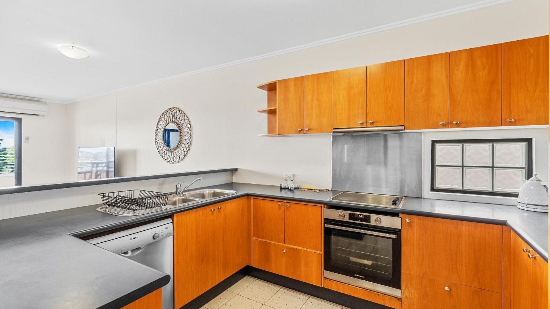 Live The Life, 5 Min To Felons Brisbane