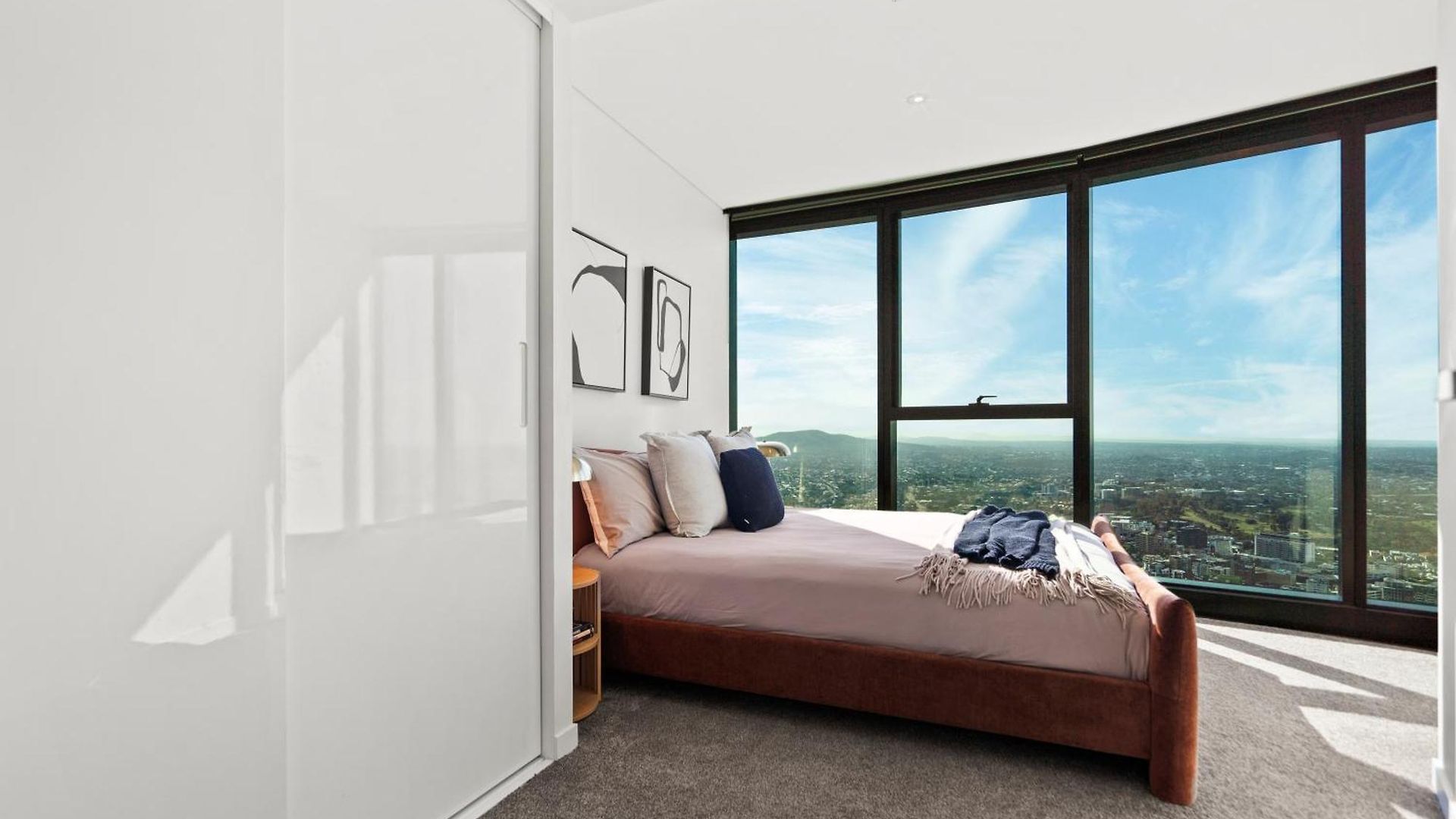 Apartment Skytower - 81st Floor, & River Views, Free Car Parking