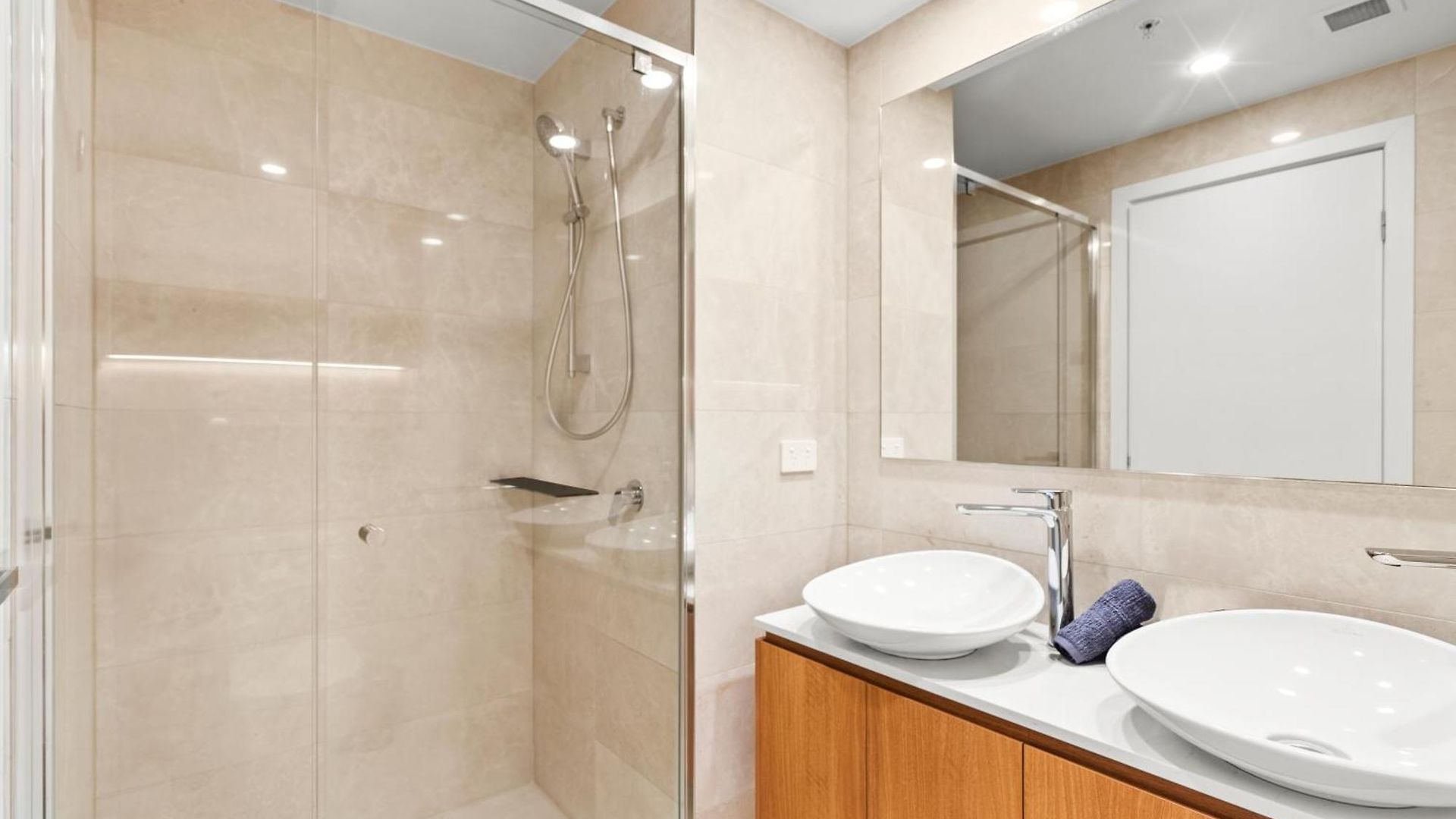 Skytower - 81st Floor, & River Views, Free Car Parking Apartment *