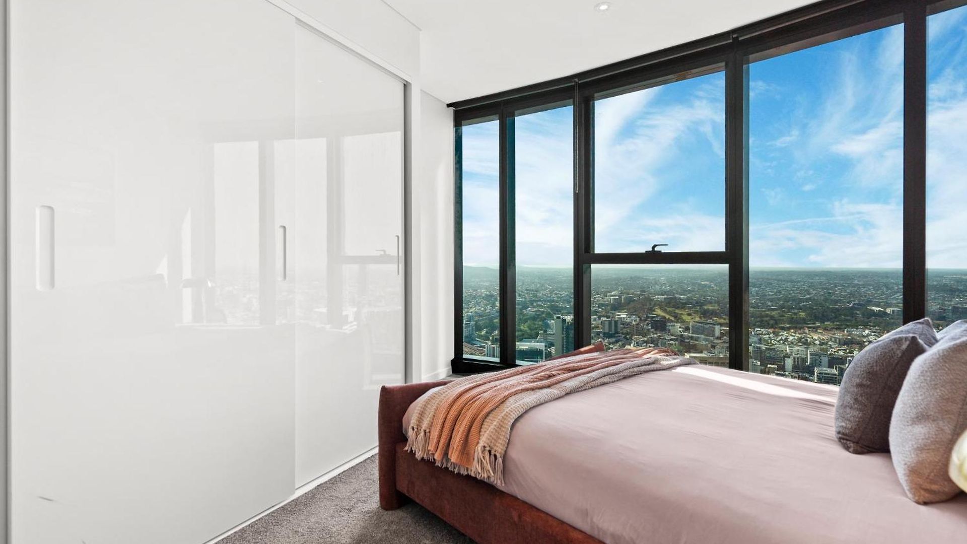 Skytower - 81st Floor, & River Views, Free Car Parking Apartment *