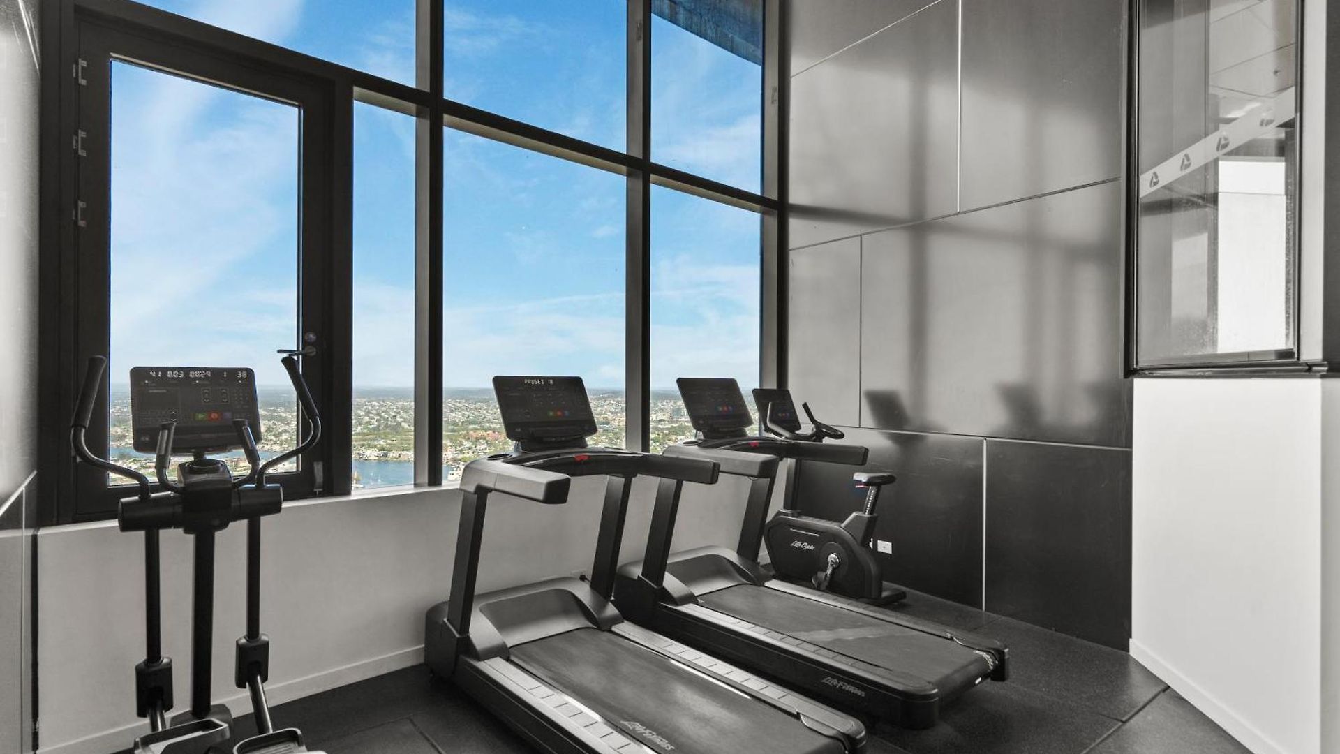 Skytower - 81st Floor, & River Views, Free Car Parking