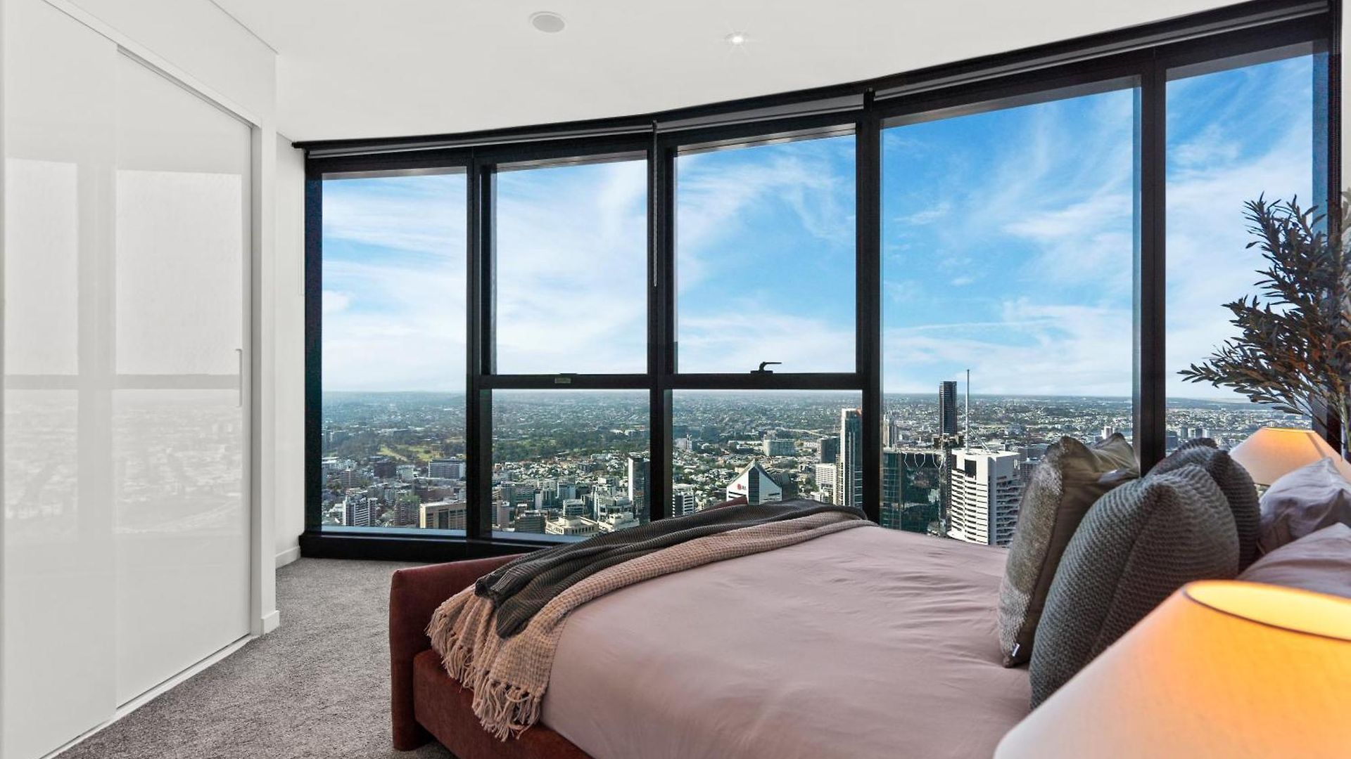Skytower - 81st Floor, & River Views, Free Car Parking
