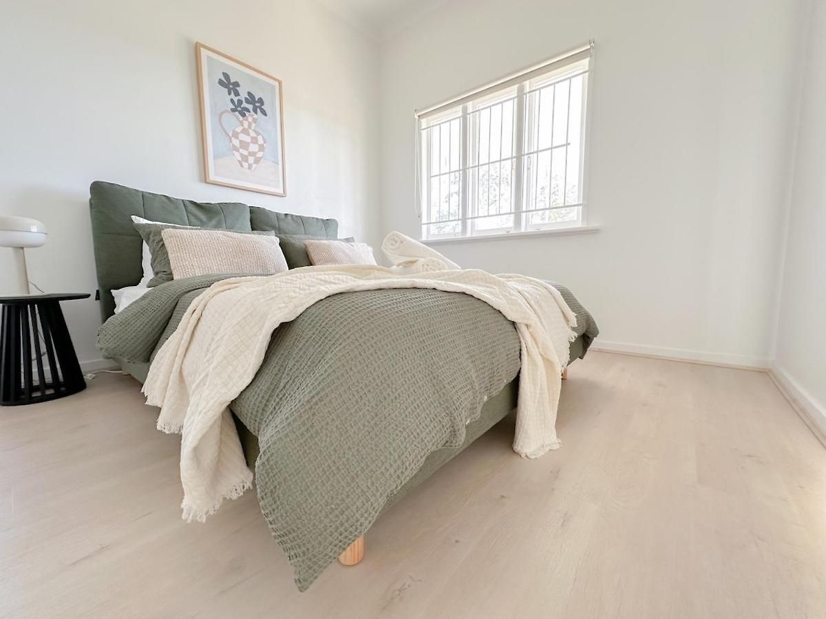 Penthouse Spot - Sleep 8 - Free Parking - 4km Cbd Apartment