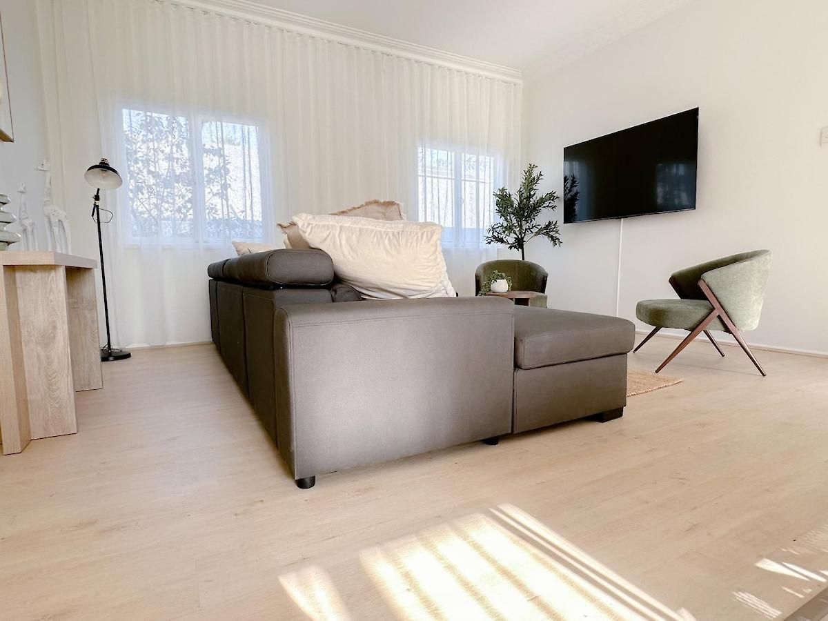 Apartment Penthouse Spot - Sleep 8 - Free Parking - 4km Cbd