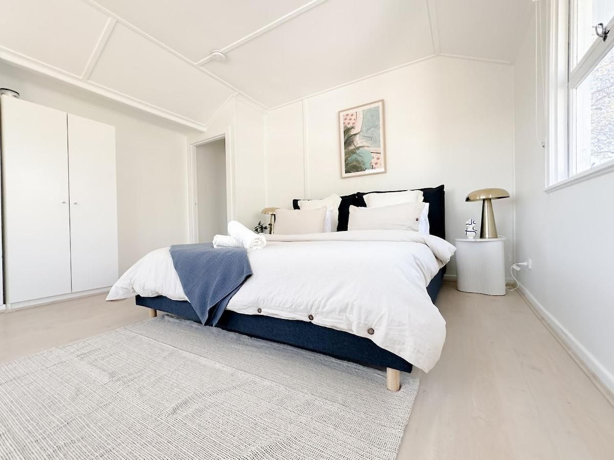 Apartment Penthouse Spot - Sleep 8 - Free Parking - 4km Cbd