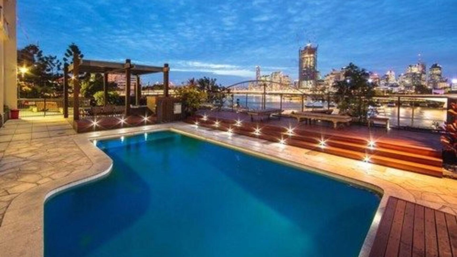River Plaza Aparthotel 4*