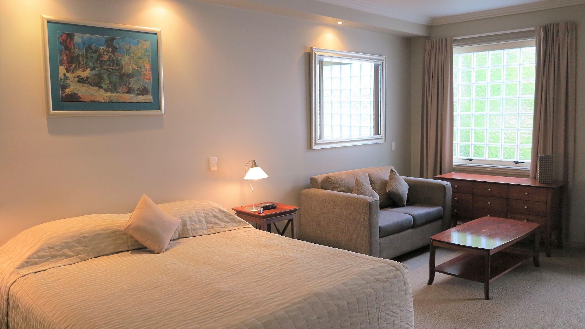 Shangri-la Gardens Motel 4*