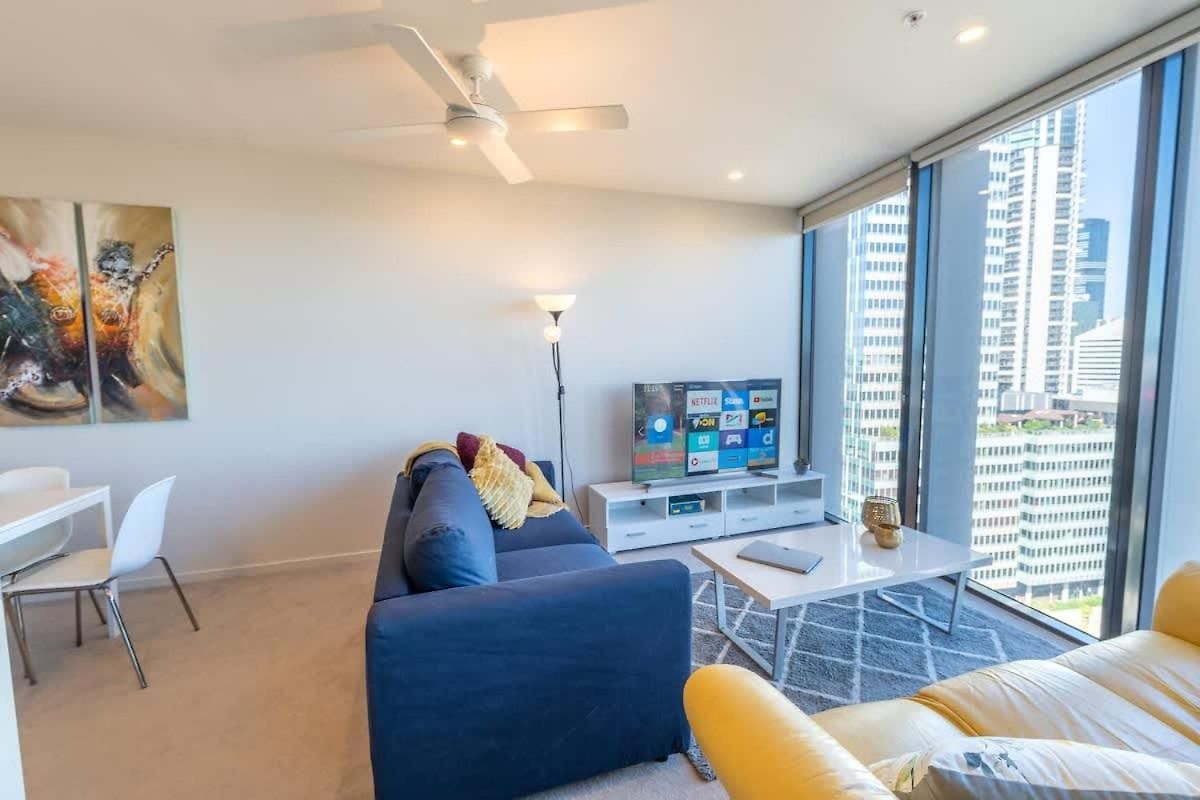 Lvl 23 Spire Infinity Pool Netflix Wifi Carpark By Stylish Apartment