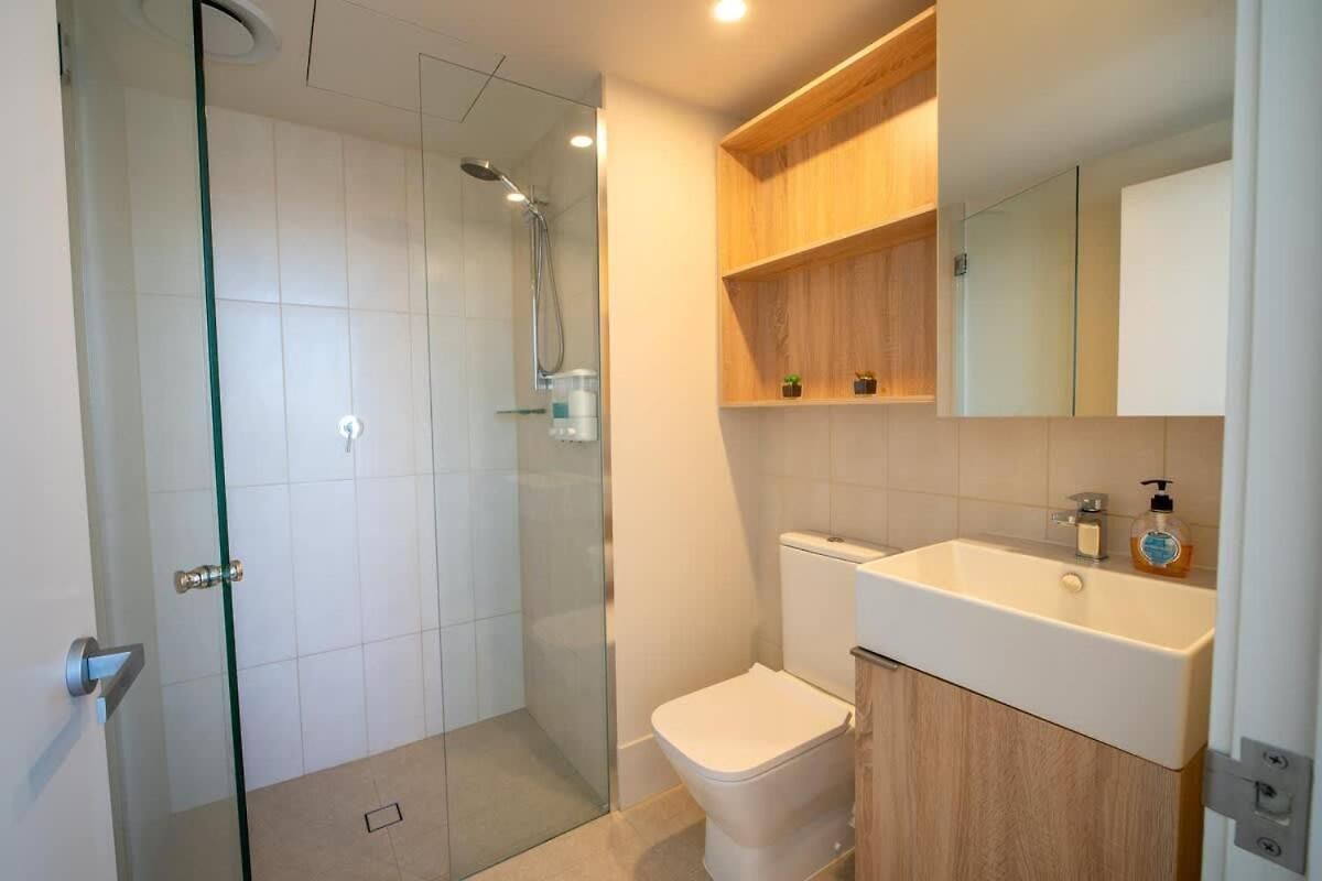 Lvl 23 Spire Infinity Pool Netflix Wifi Carpark By Stylish Apartment