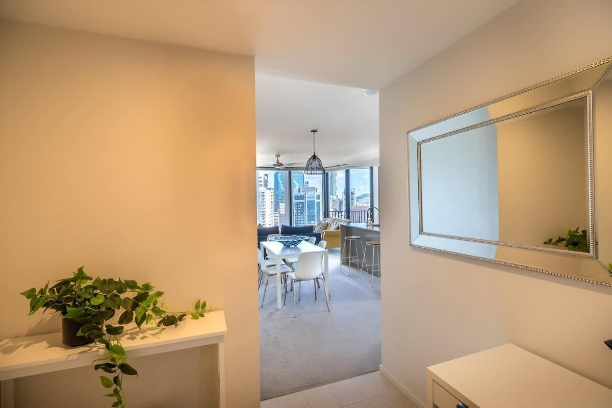 Apartment Lvl 23 Spire Infinity Pool Netflix Wifi Carpark By Stylish Brisbane