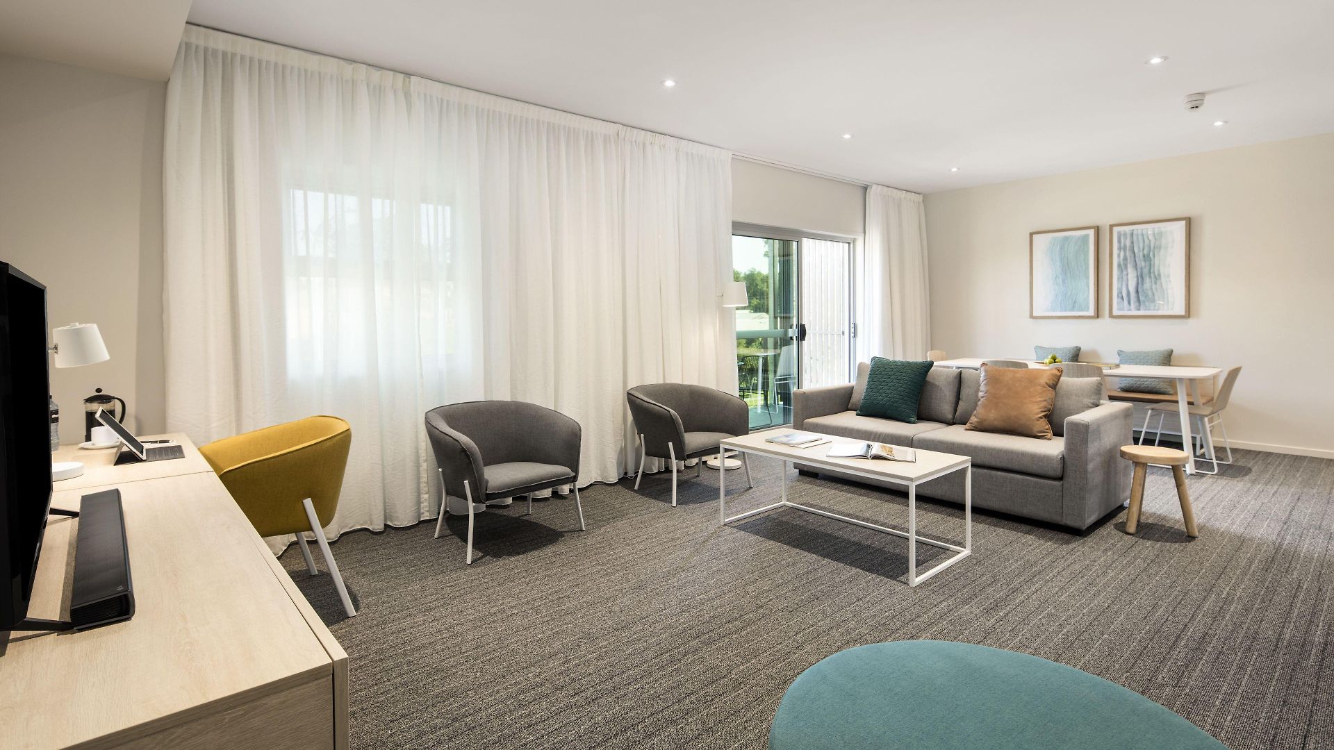 Quest Eight Mile Plains Aparthotel 5*