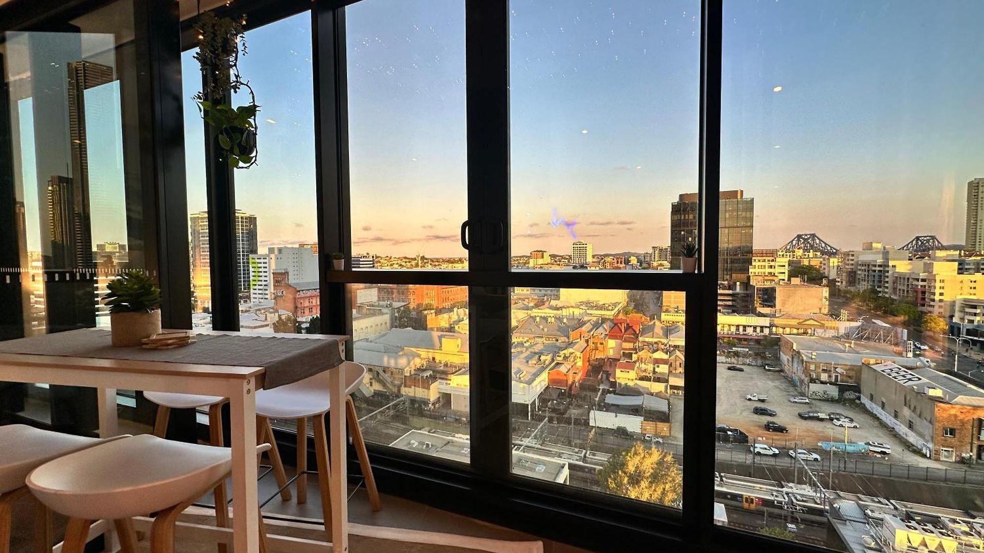 Skyline Haven, Luxe 2br With Pool & Gym In Fortitude Valley Apartment
