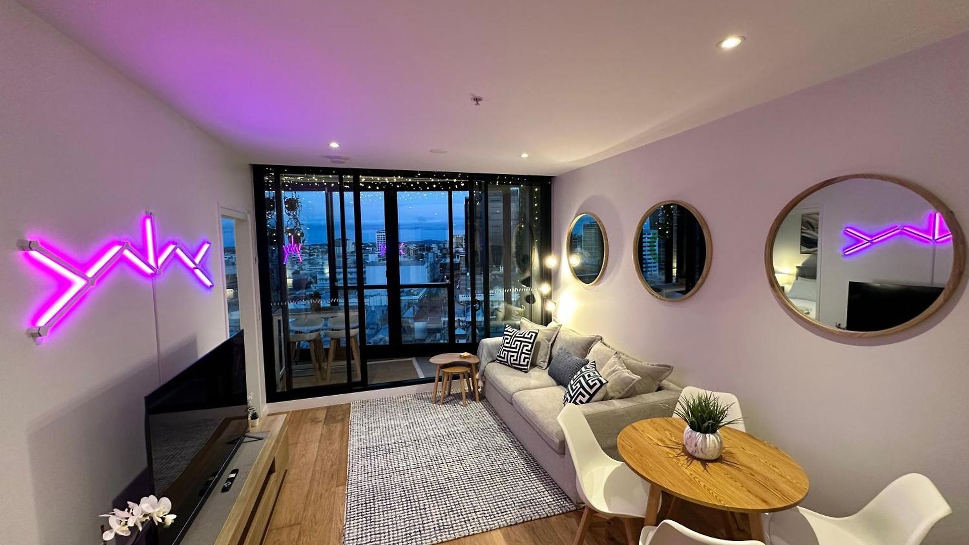Skyline Haven, Luxe 2br With Pool & Gym In Fortitude Valley Apartment