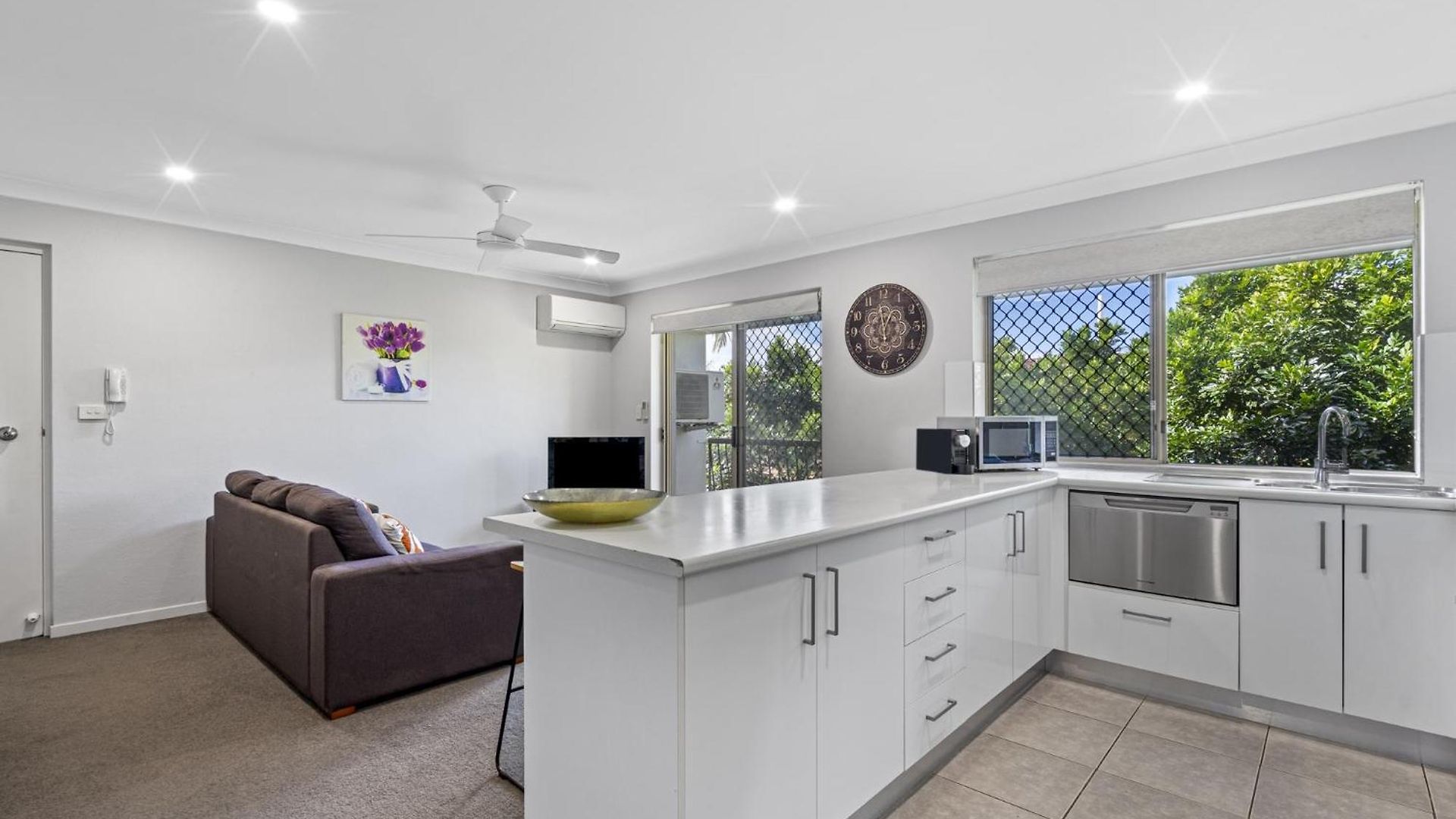 Charming 3-bed Near Local Shops Apartment *