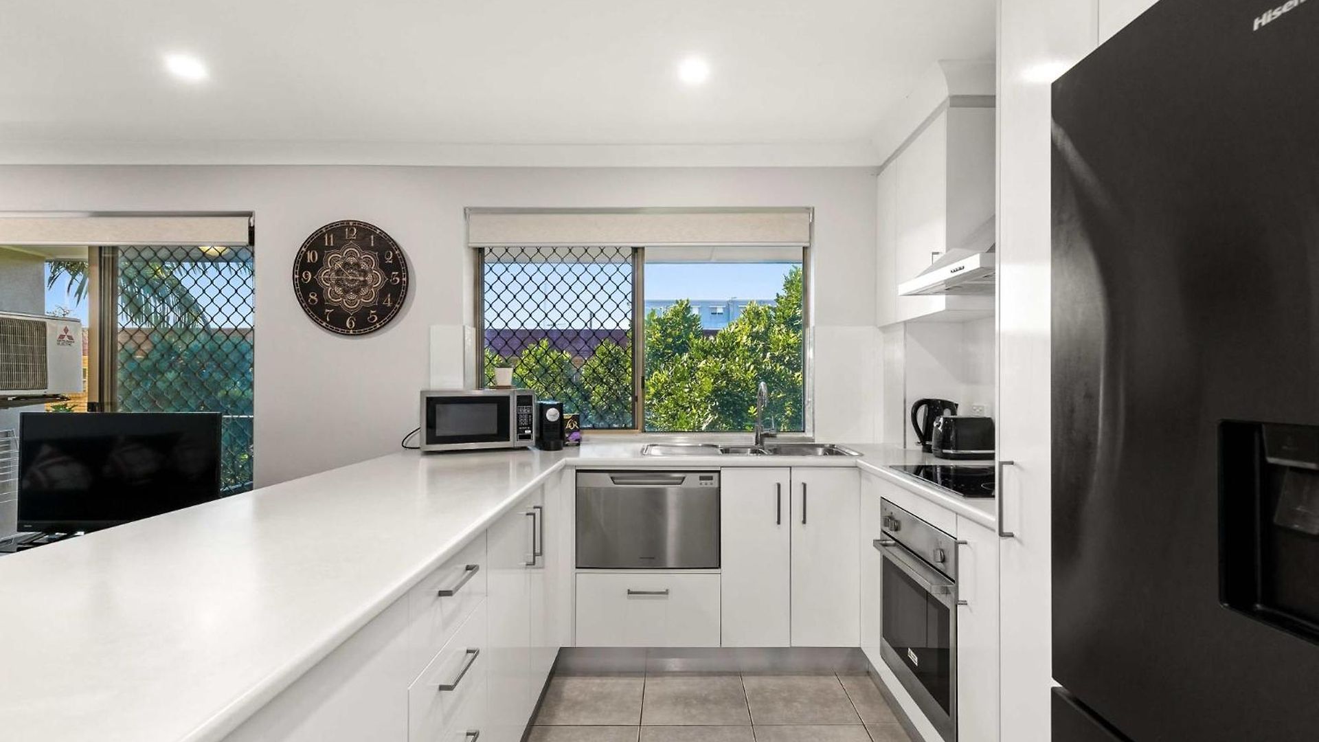 Apartment Charming 3-bed Near Local Shops *