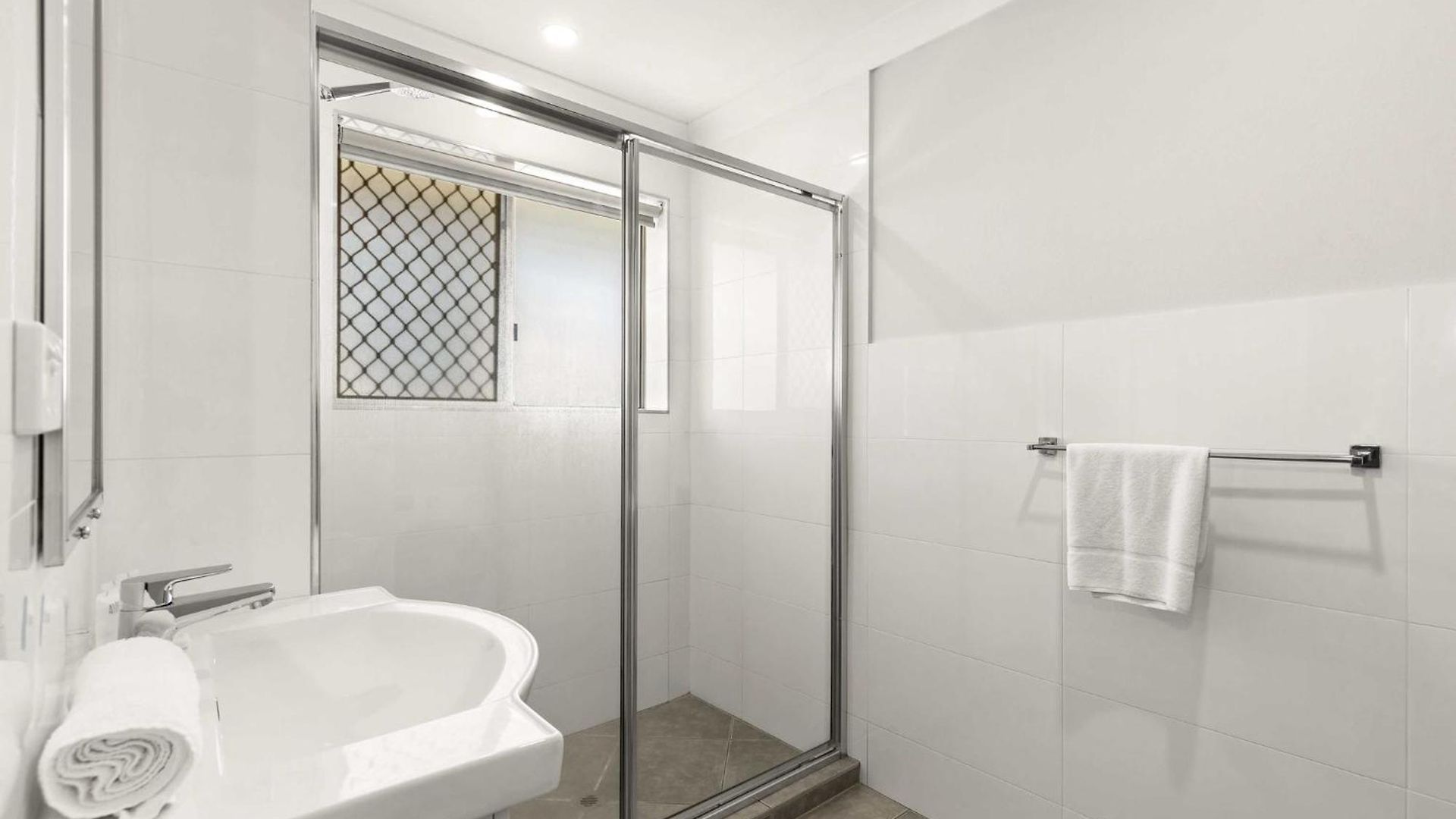 Charming 3-bed Near Local Shops Apartment