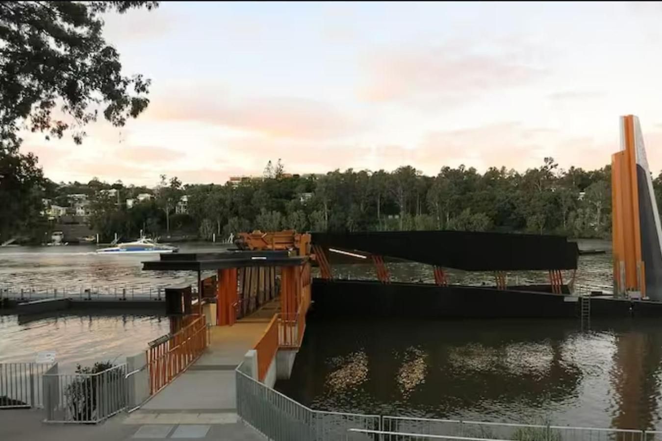 Cozy Near Uq Walk To Shops And Transit