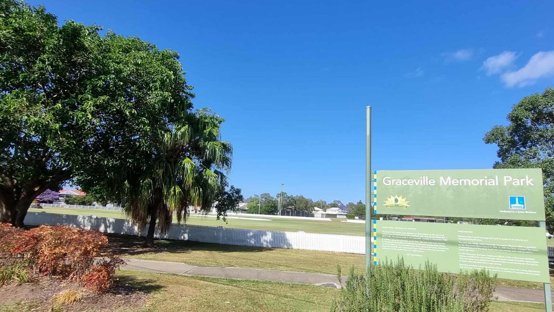 Your Cozy Retreat In Graceville Guest house