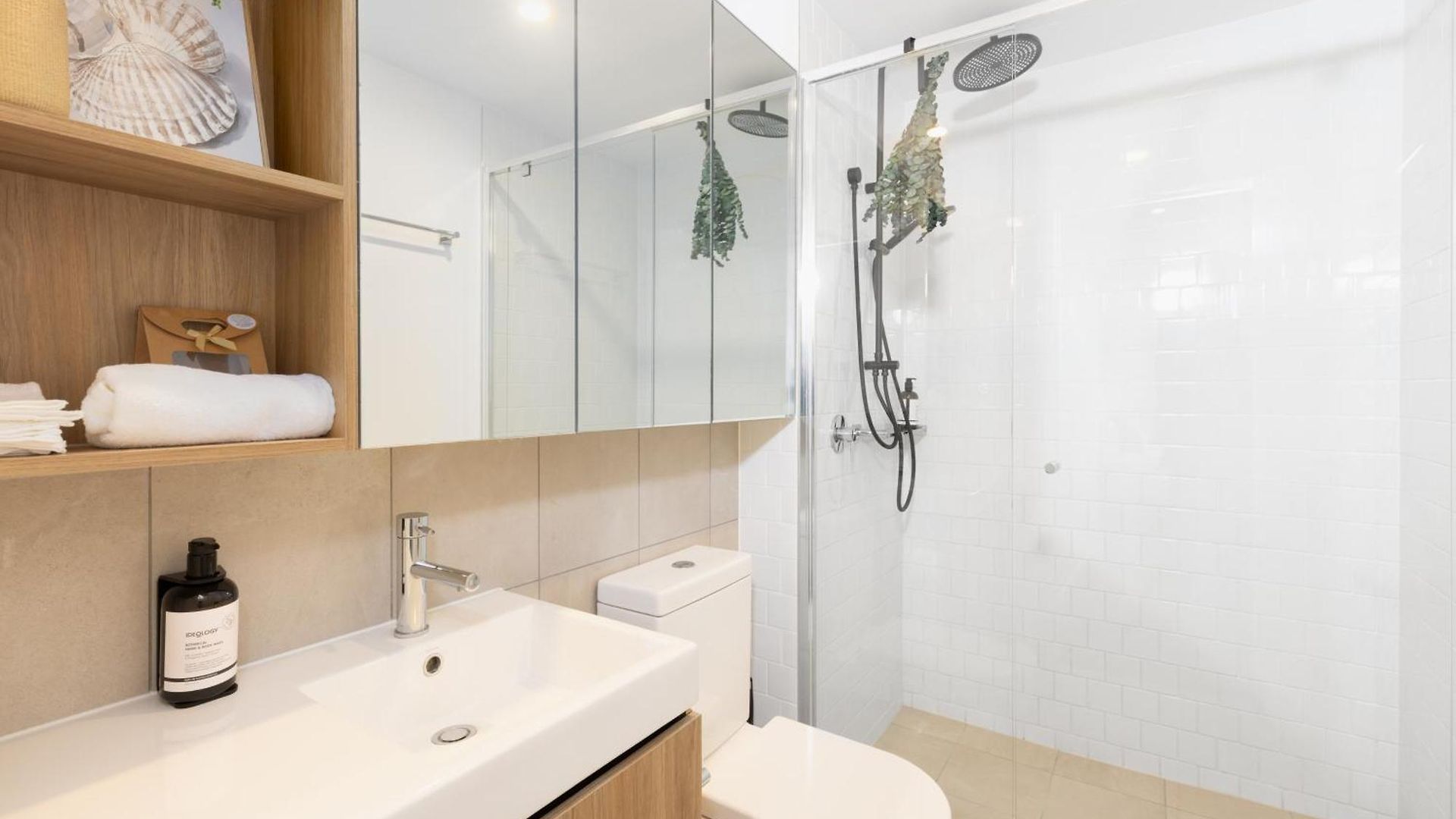Apartment West End 2br Gem With Rooftop Pool, Balcony & Parking *
