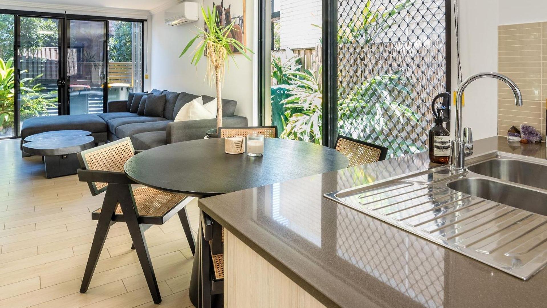 East Village Collective Poolside Urban Ease 15 Min To Airport Apartment *