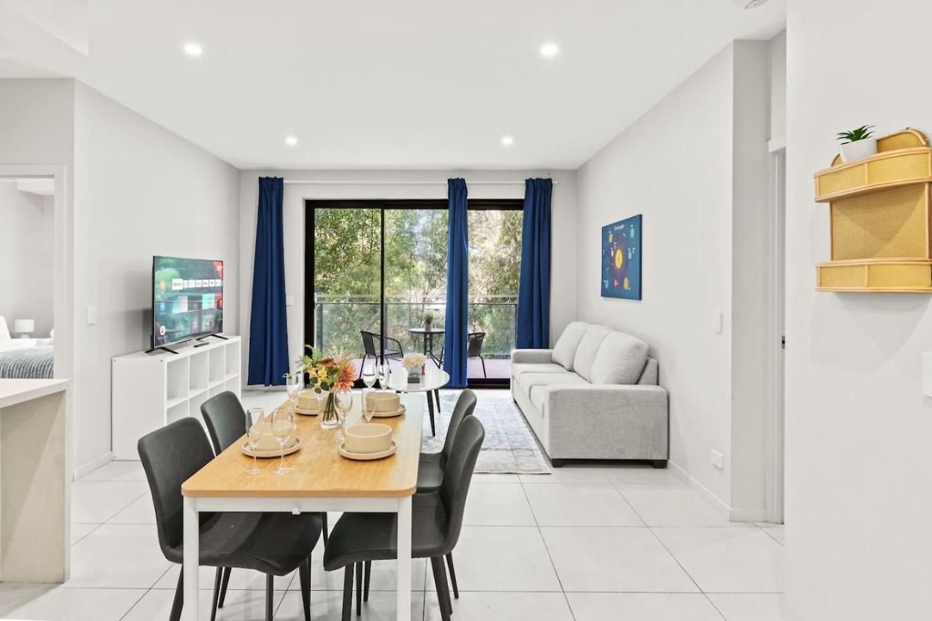 Modern Retreat Two Ensuite Bedrooms And Walk To Shops Brisbane