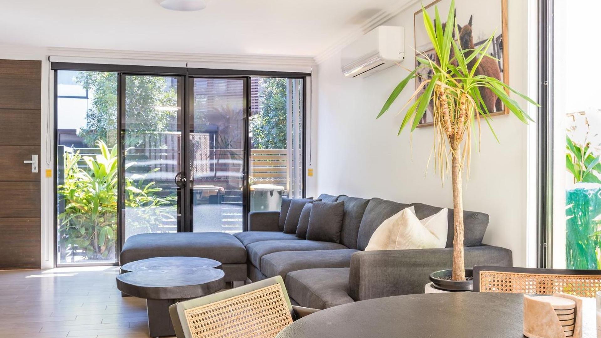 East Village Collective Poolside Urban Ease 15 Min To Airport Apartment