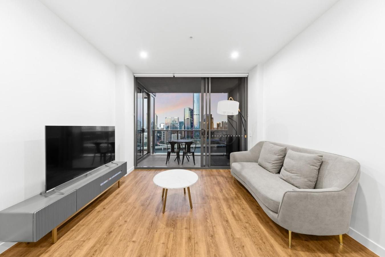 Skyline Framed 1br At Lucid Apartment *
